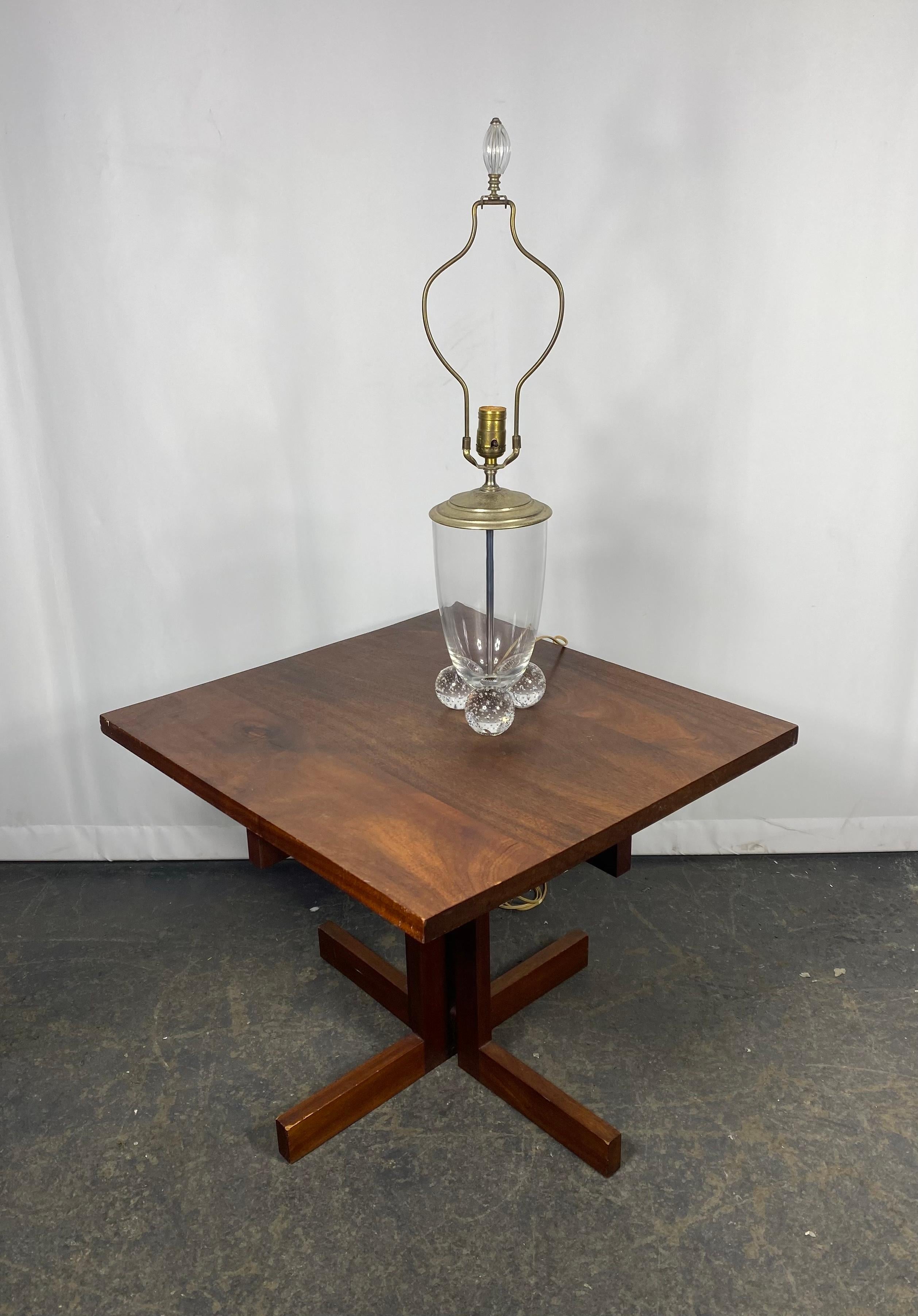 Klassischer modernistischer Tisch aus Nussbaumholz, nach Art von George Nakashima /  Frank Lloyd Wright,, Großes Design...