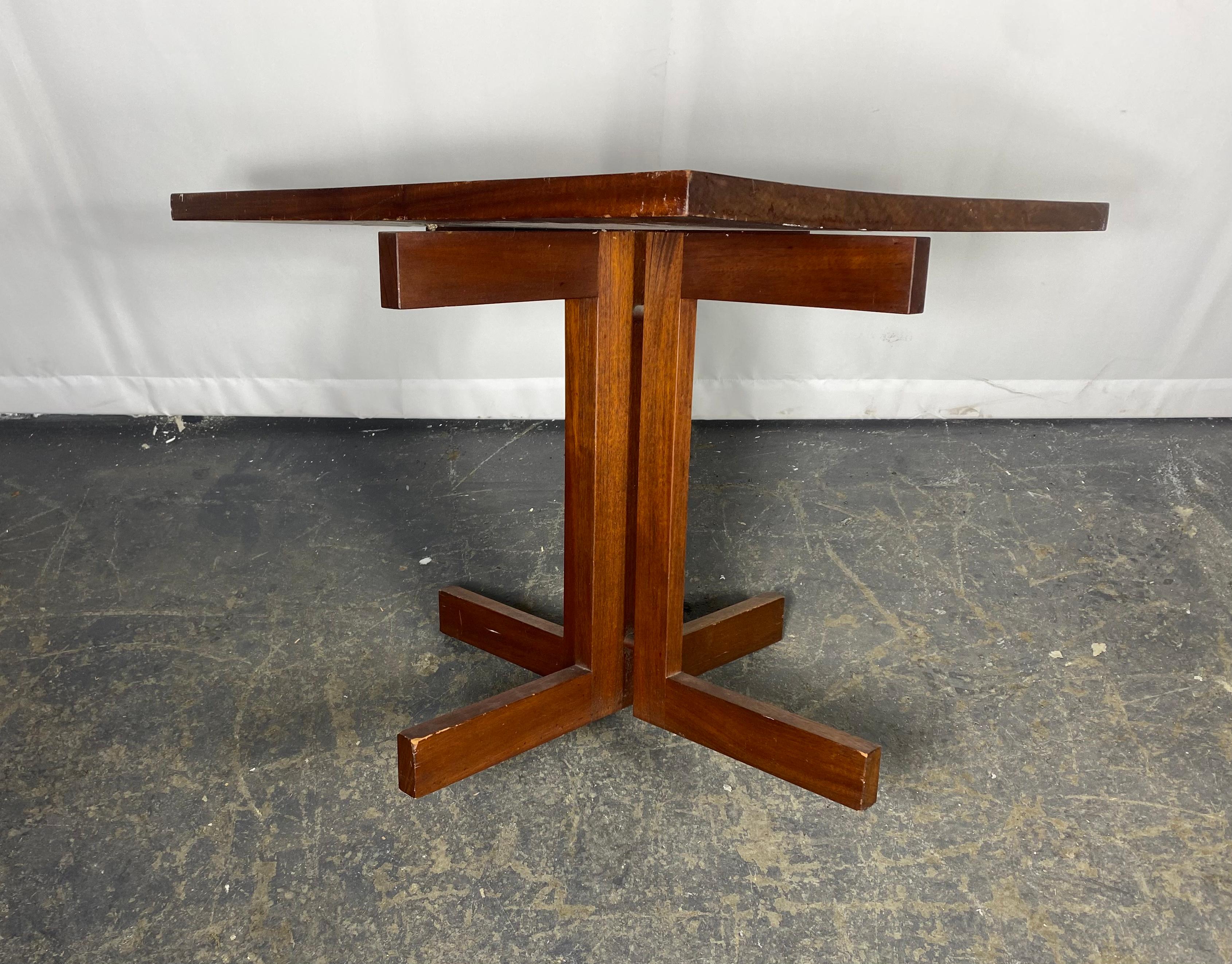 Classic Nussbaum Modernist Tisch , Art von George Nakashima  (Moderne der Mitte des Jahrhunderts) im Angebot