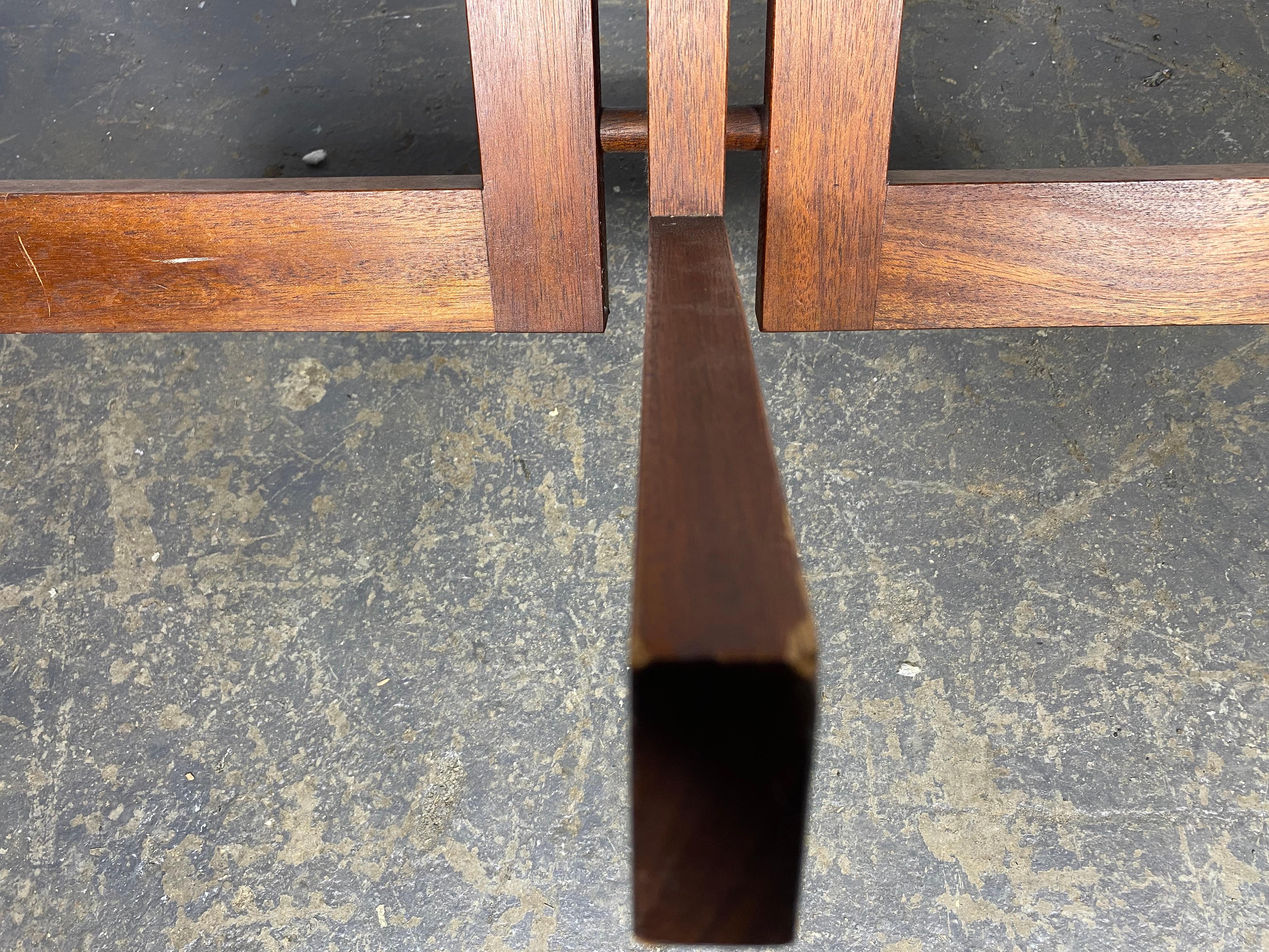 Table moderniste Classic en noyer, façon George Nakashima Bon état - En vente à Buffalo, NY