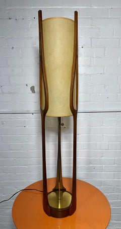 Lampada scultorea classica in noce e pergamena attribuita a Modeline