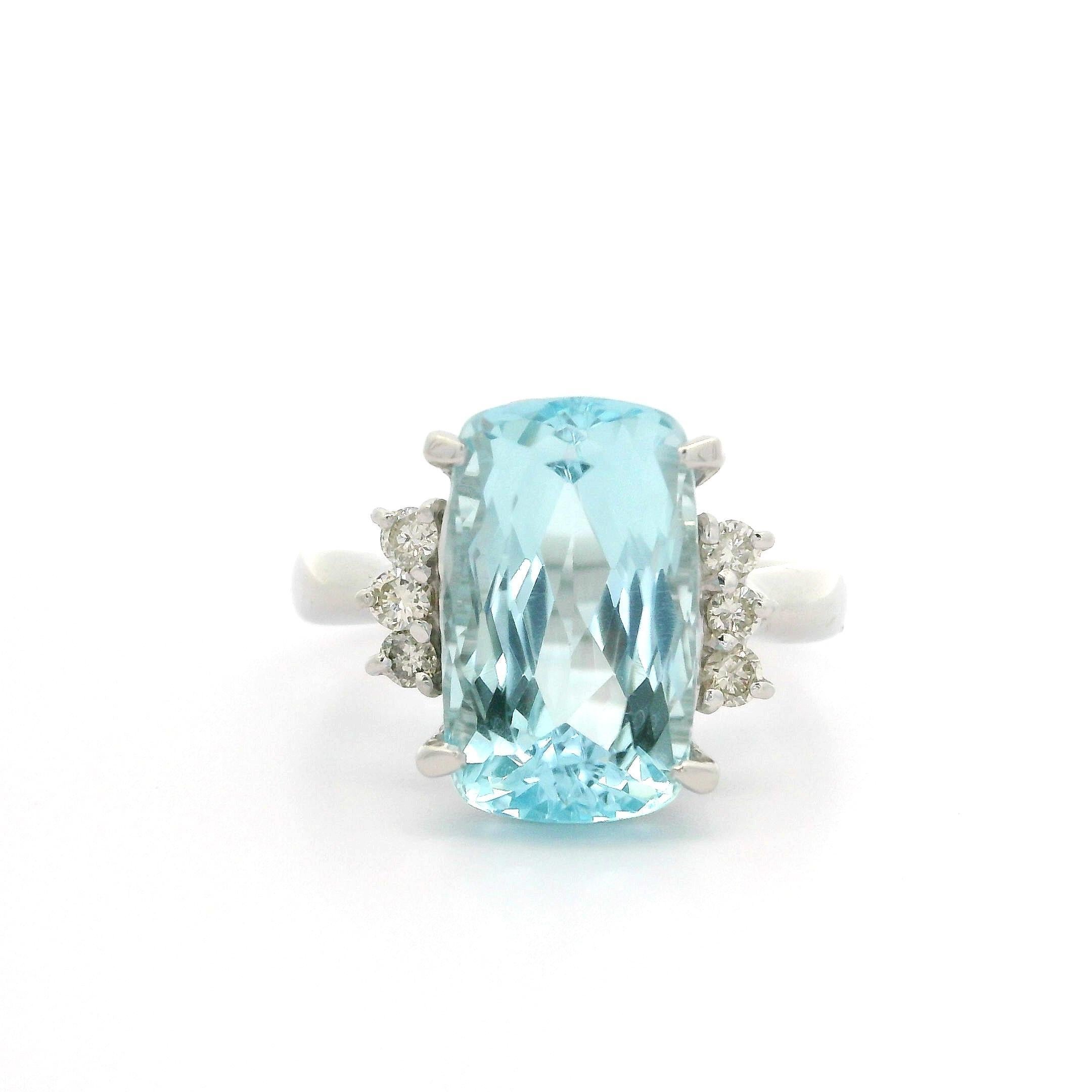 Anello classico ben fatto in platino massiccio da 7,36 carati con acquamarina a cuscino e diamanti ai lati in vendita 5