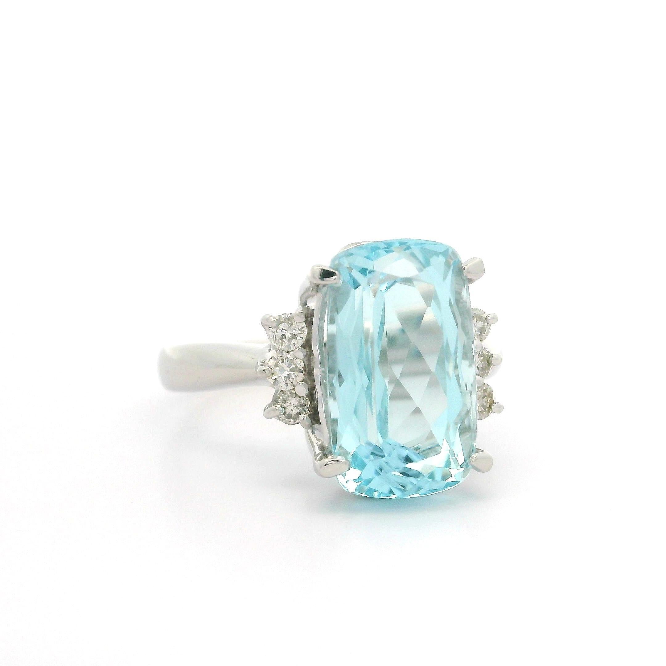 Anello classico ben fatto in platino massiccio da 7,36 carati con acquamarina a cuscino e diamanti ai lati in vendita 6