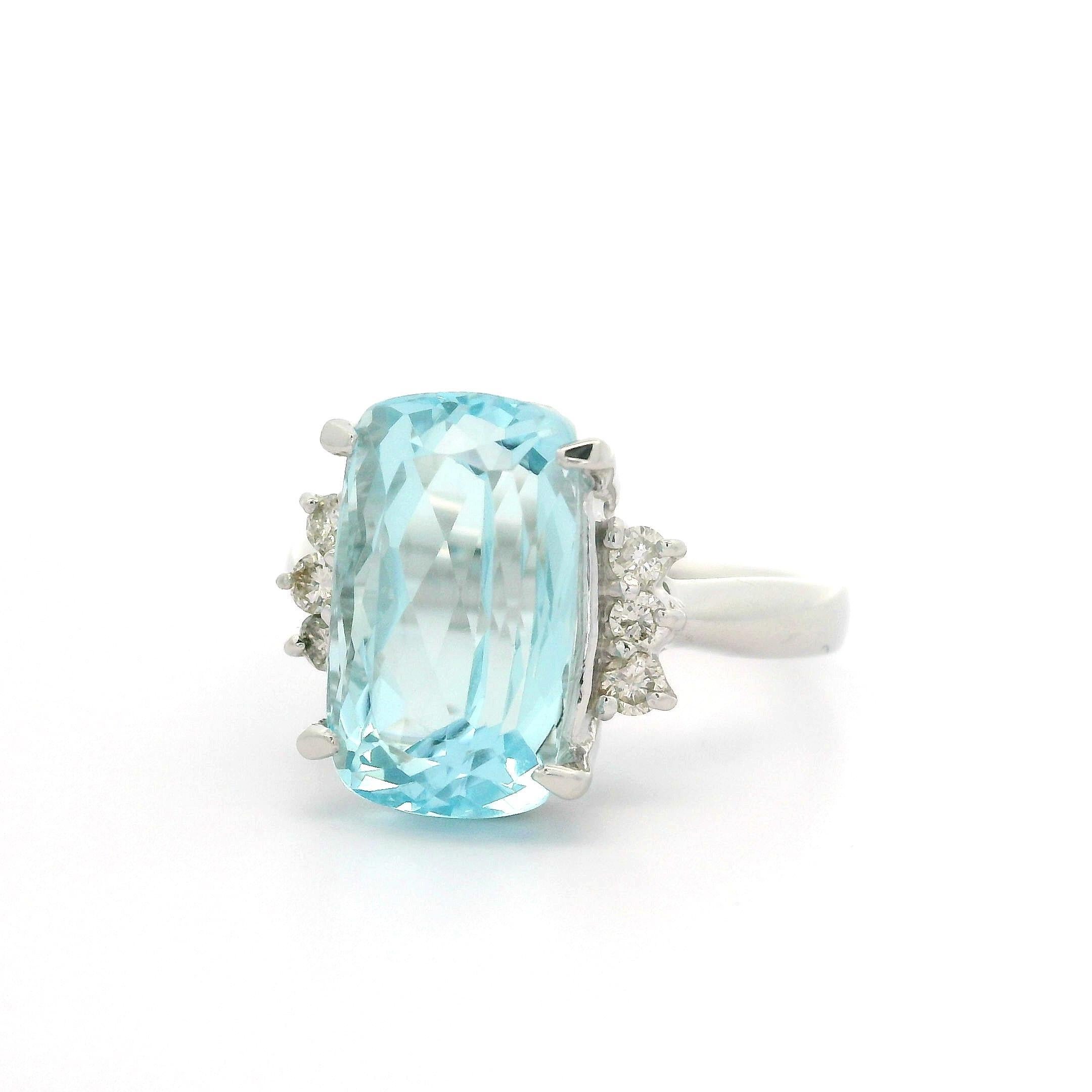 Anello classico ben fatto in platino massiccio da 7,36 carati con acquamarina a cuscino e diamanti ai lati in vendita 7