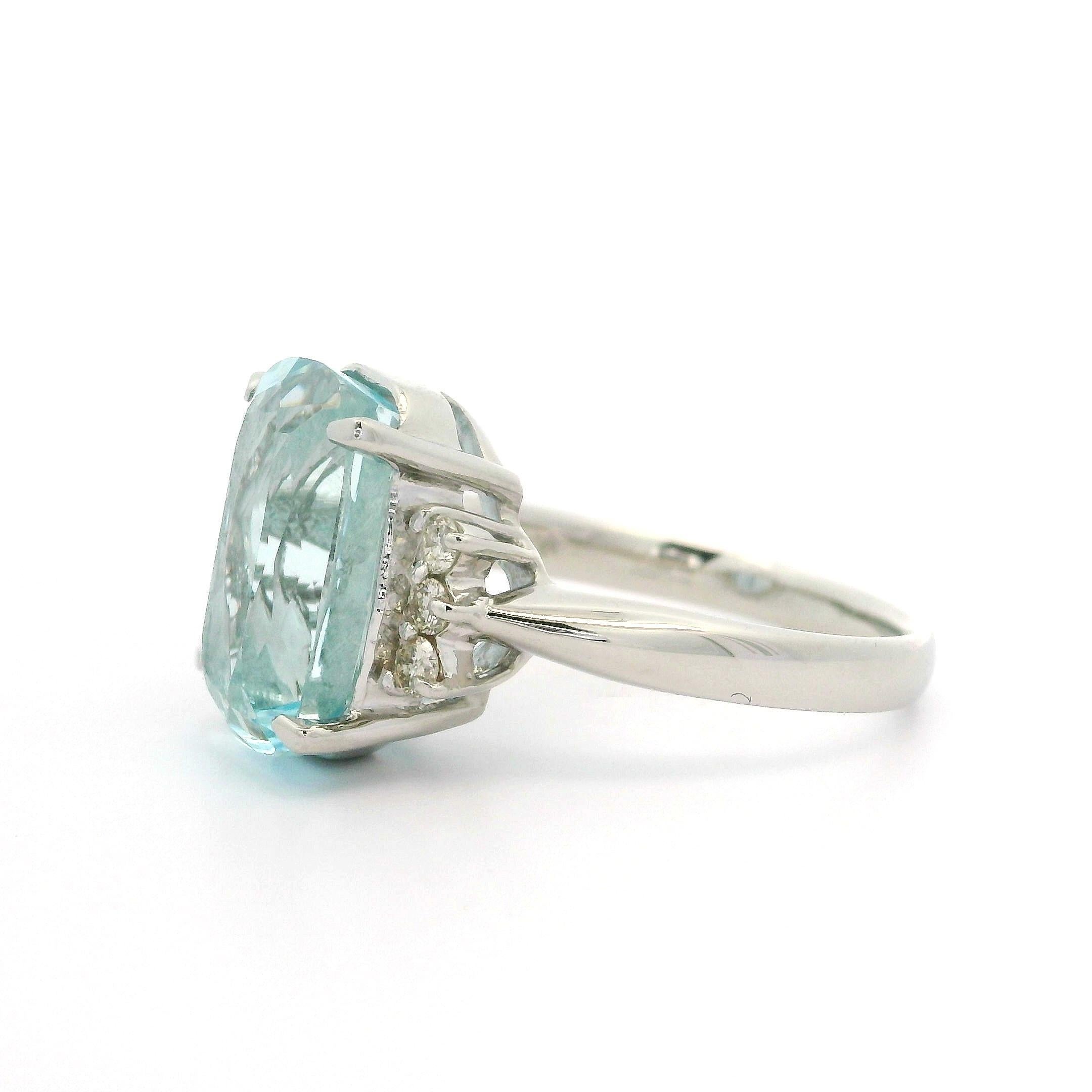 Anello classico ben fatto in platino massiccio da 7,36 carati con acquamarina a cuscino e diamanti ai lati in vendita 8