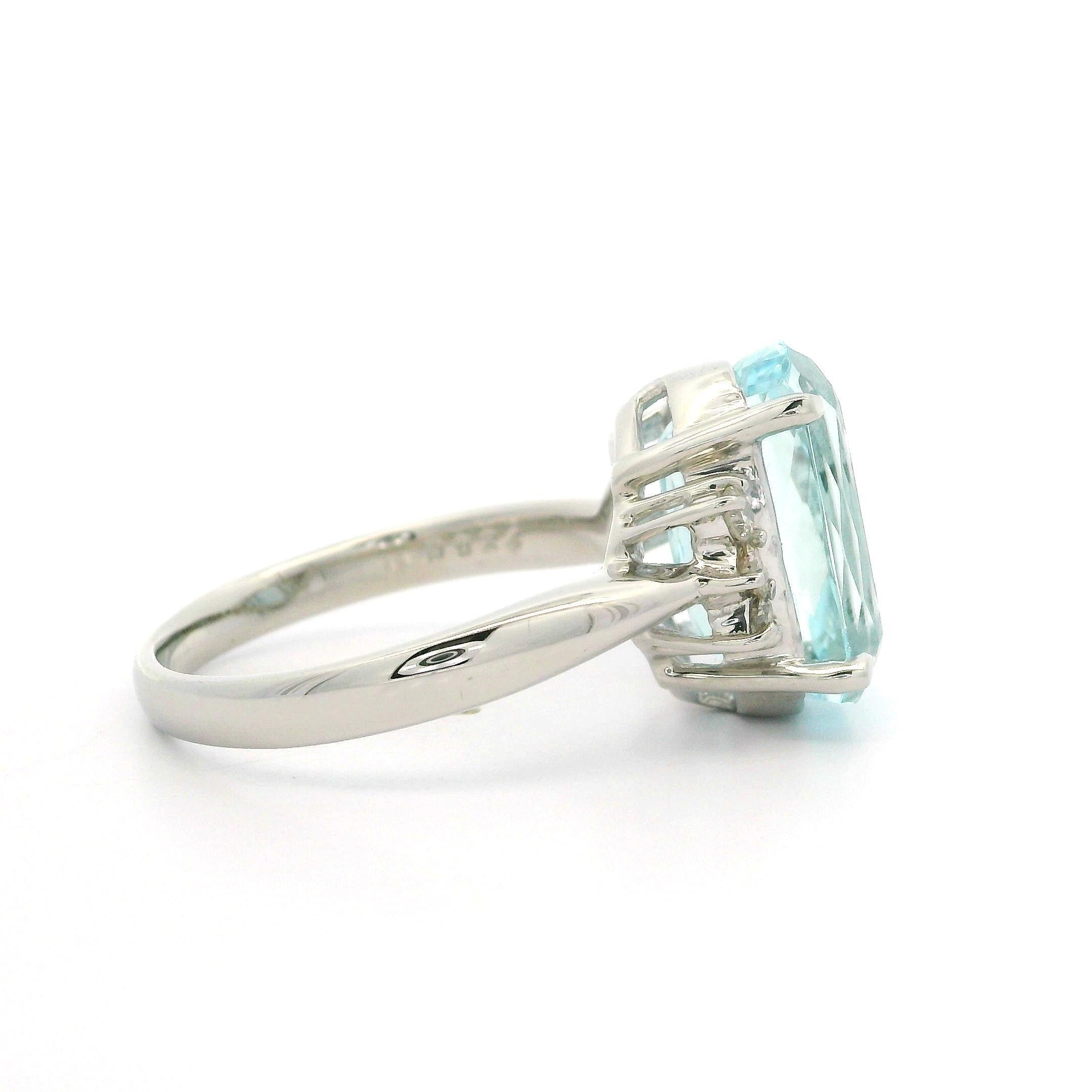 Anello classico ben fatto in platino massiccio da 7,36 carati con acquamarina a cuscino e diamanti ai lati In condizioni ottime in vendita a Montclair, NJ