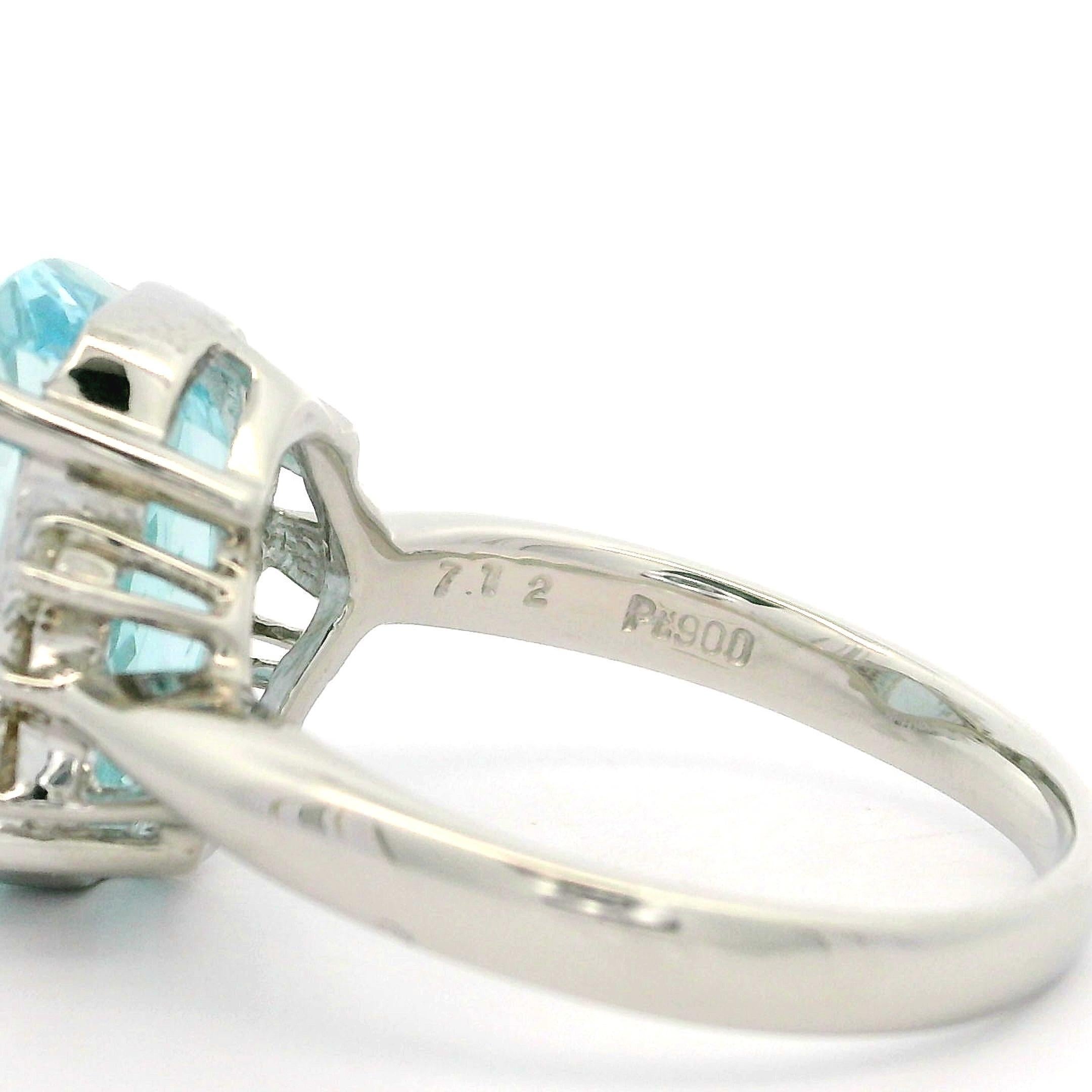 Anello classico ben fatto in platino massiccio da 7,36 carati con acquamarina a cuscino e diamanti ai lati in vendita 1