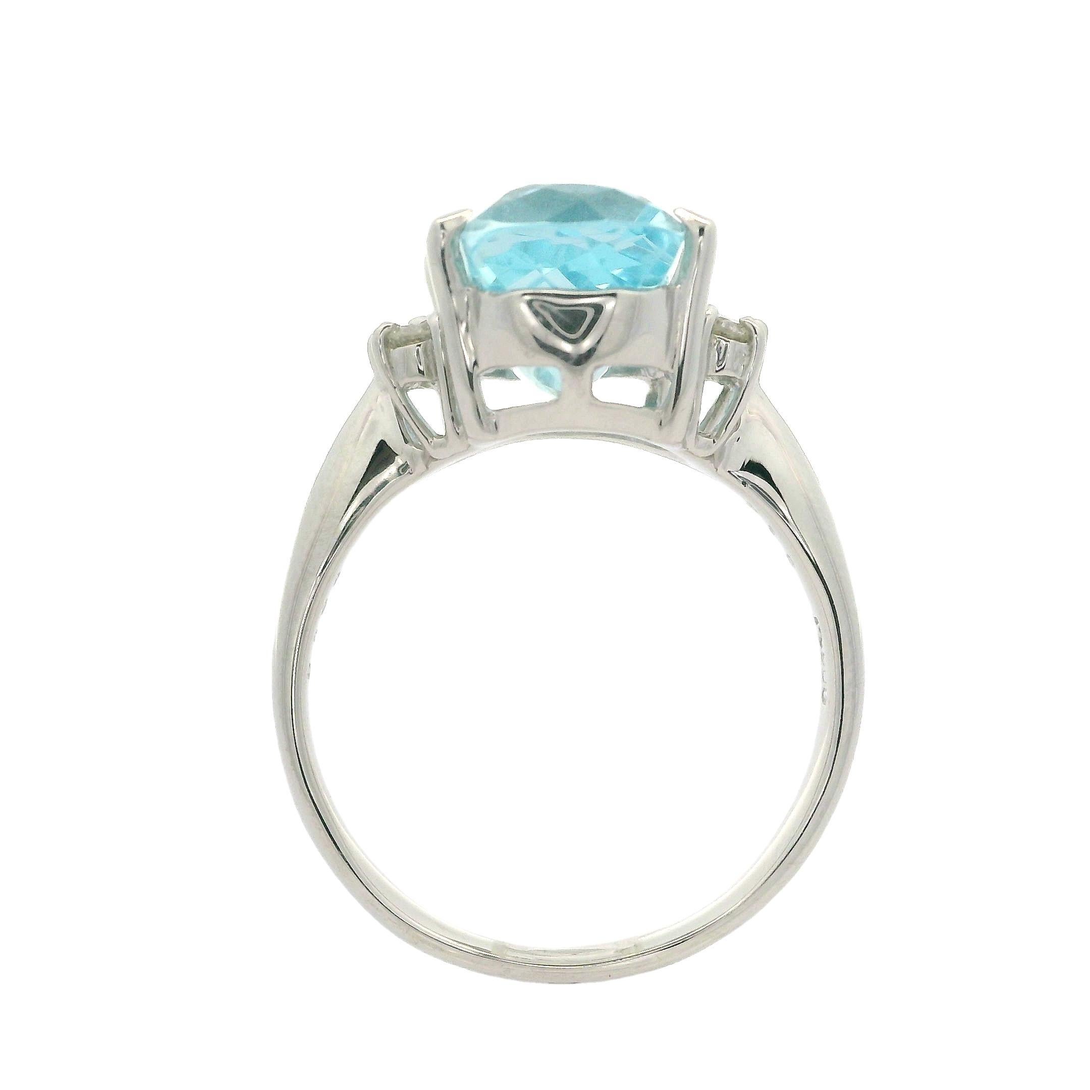 Anello classico ben fatto in platino massiccio da 7,36 carati con acquamarina a cuscino e diamanti ai lati in vendita 2