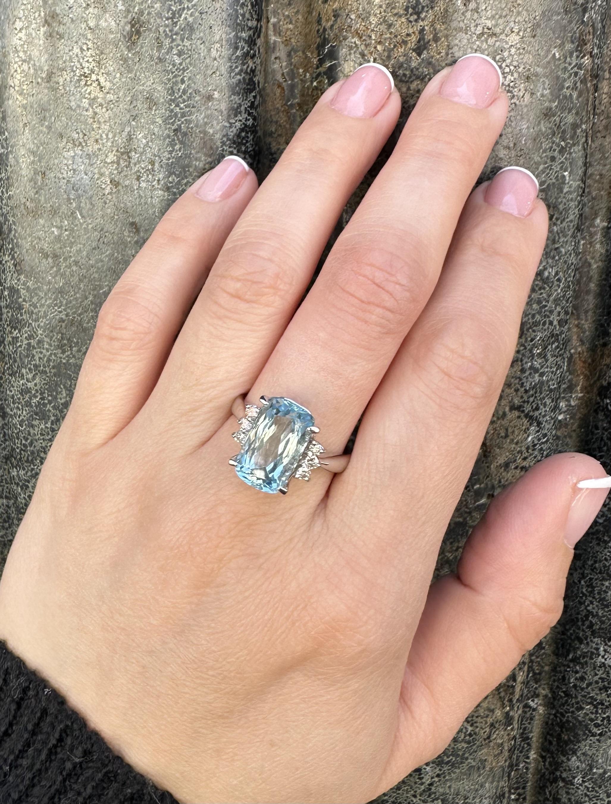 Anello classico ben fatto in platino massiccio da 7,36 carati con acquamarina a cuscino e diamanti ai lati in vendita 3