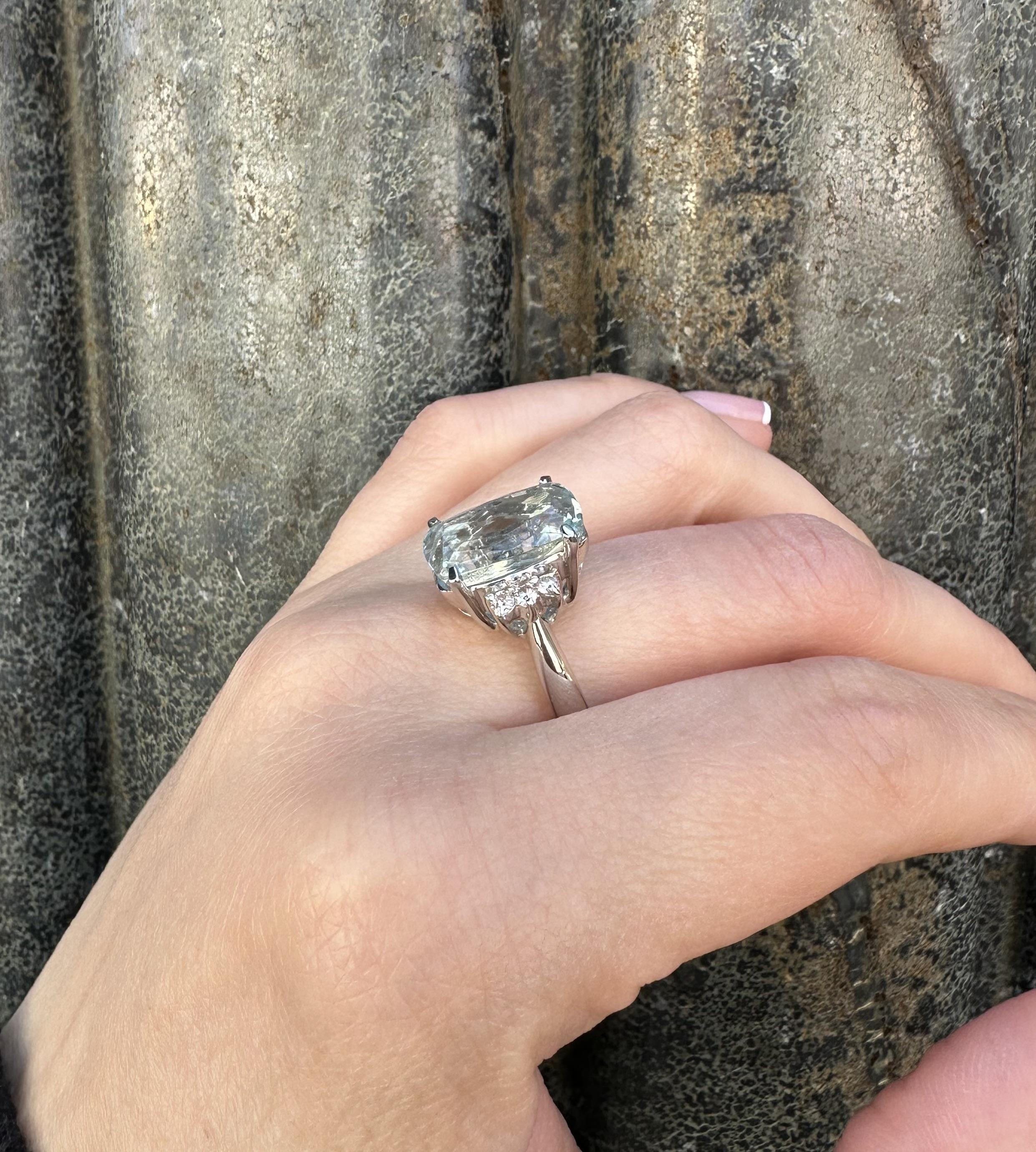 Anello classico ben fatto in platino massiccio da 7,36 carati con acquamarina a cuscino e diamanti ai lati in vendita 4