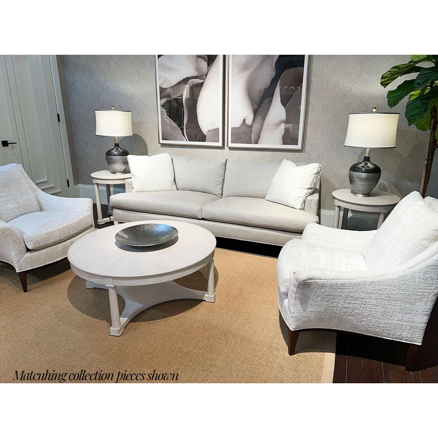 Cette pièce au design élégant allie fonctionnalité et style, ce qui en fait la pièce maîtresse parfaite pour tout salon. Fabriquée en chêne de haute qualité, la table bénéficie d'une finition Dover blanche nette qui met en valeur le grain et la