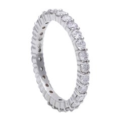 Anello classico di diamanti bianchi per l'eternità in oro bianco 18 carati