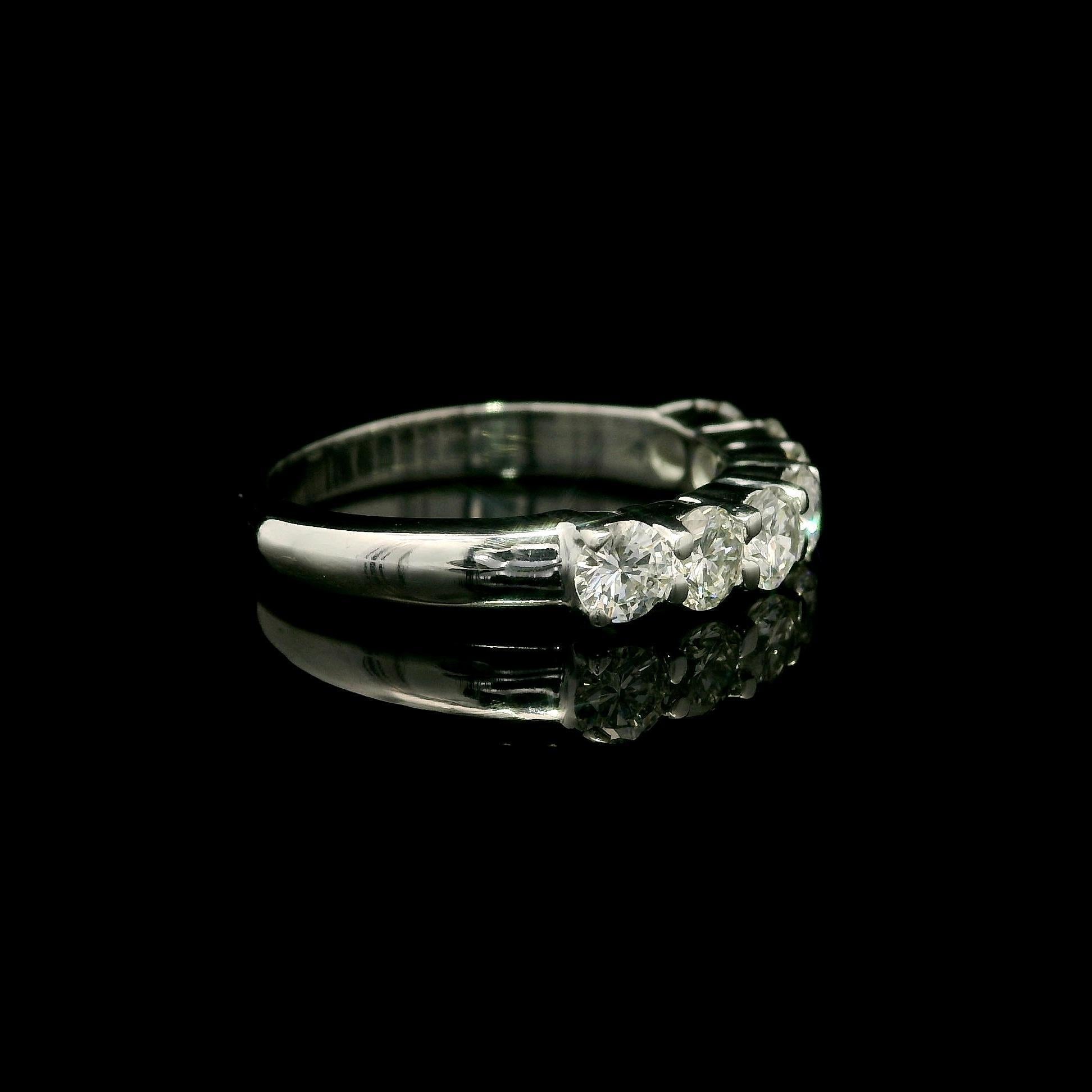 --Pietre: --
(7) Diamante Nature autentico - Taglio rotondo Brilliante - Incastonato - Colore G/H - Purezza SI1-SI2 - 1,26ctw (circa)

Materiale: Oro bianco massiccio 14k
Peso: 3.86 grammi
Misura dell'anello: 6.5 (adattato a un dito, contattaci