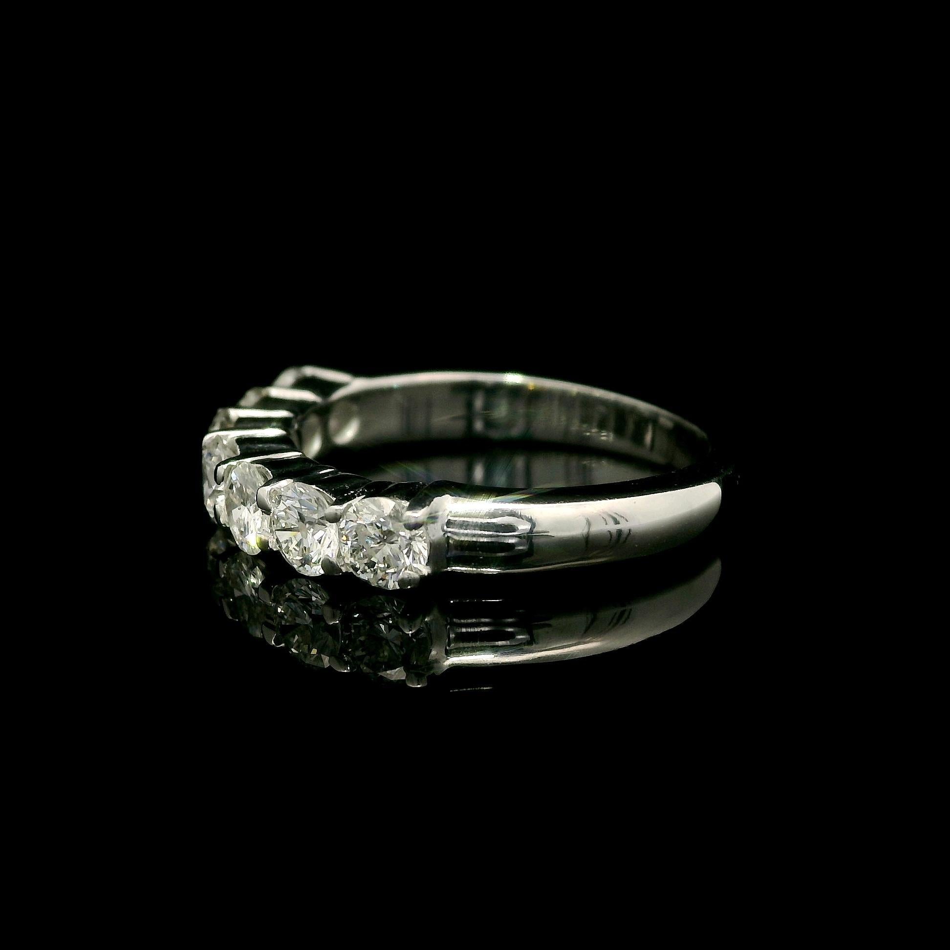 Anello classico in oro bianco da 1,26 ct. a Brilliante di Fuoco con 7 diamanti, misura 6,5 In condizioni ottime in vendita a Montclair, NJ