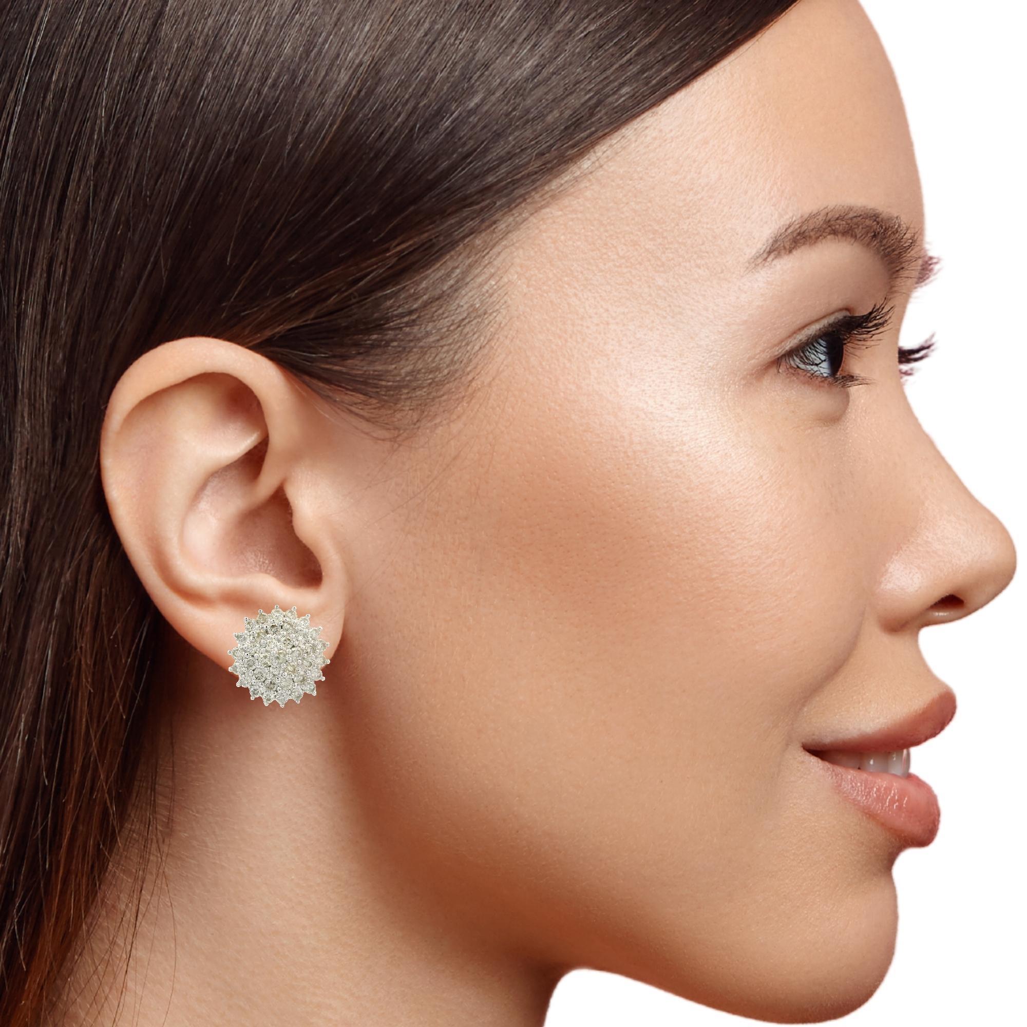Boucles d'oreilles clips en or blanc classique avec grappes de diamants ronds de 2 ctw en vente 5