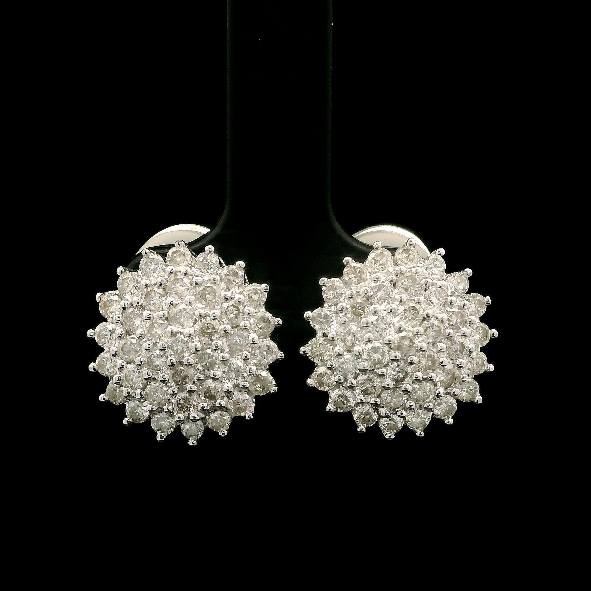 -Pierre(s):--
(74) Diamants véritables naturels - taille ronde et brillante - sertis - Inclusion naturelle - beaux diamants blancs brillants - 2.0ctw (approx.)

MATERIAL : Or blanc massif 18 carats avec des bouchons en caoutchouc.
Poids : 7,02