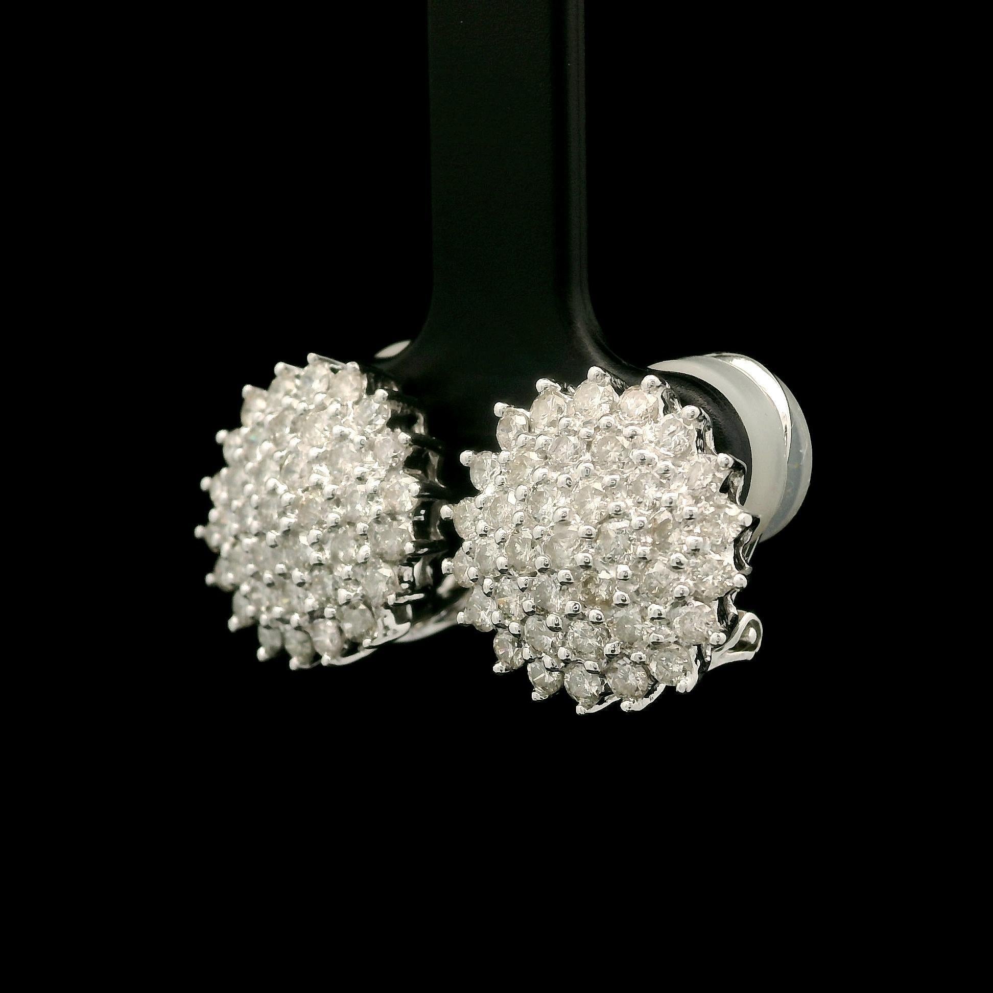 Boucles d'oreilles clips en or blanc classique avec grappes de diamants ronds de 2 ctw Excellent état - En vente à Montclair, NJ