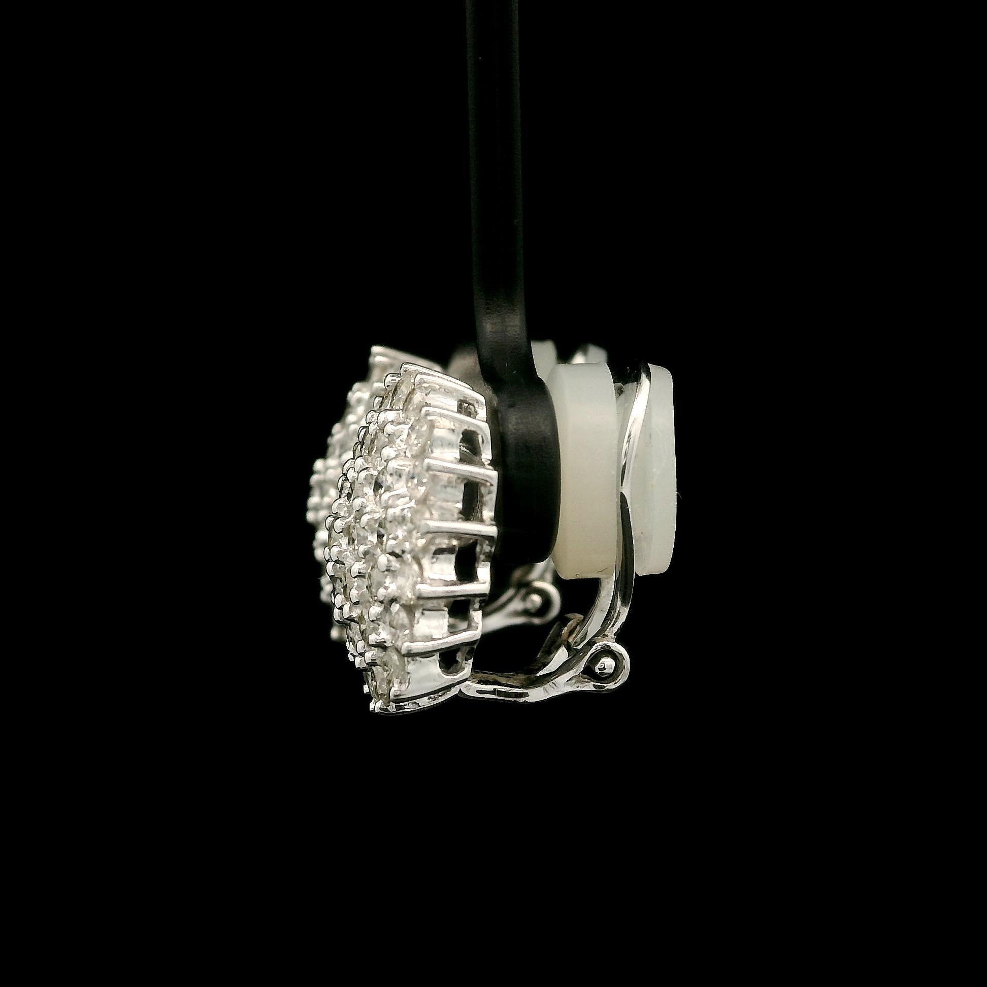 Boucles d'oreilles clips en or blanc classique avec grappes de diamants ronds de 2 ctw Pour femmes en vente
