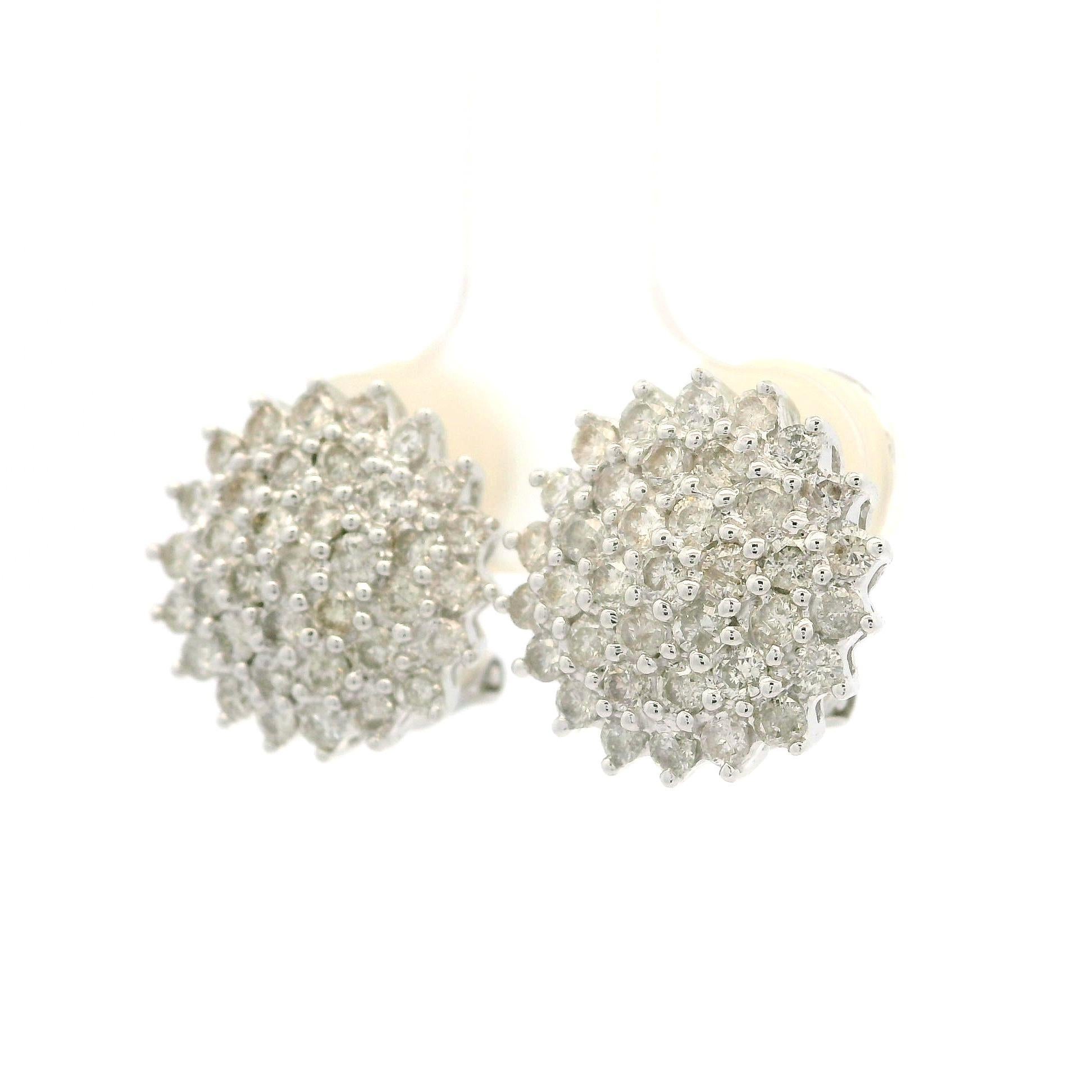 Boucles d'oreilles clips en or blanc classique avec grappes de diamants ronds de 2 ctw en vente 3