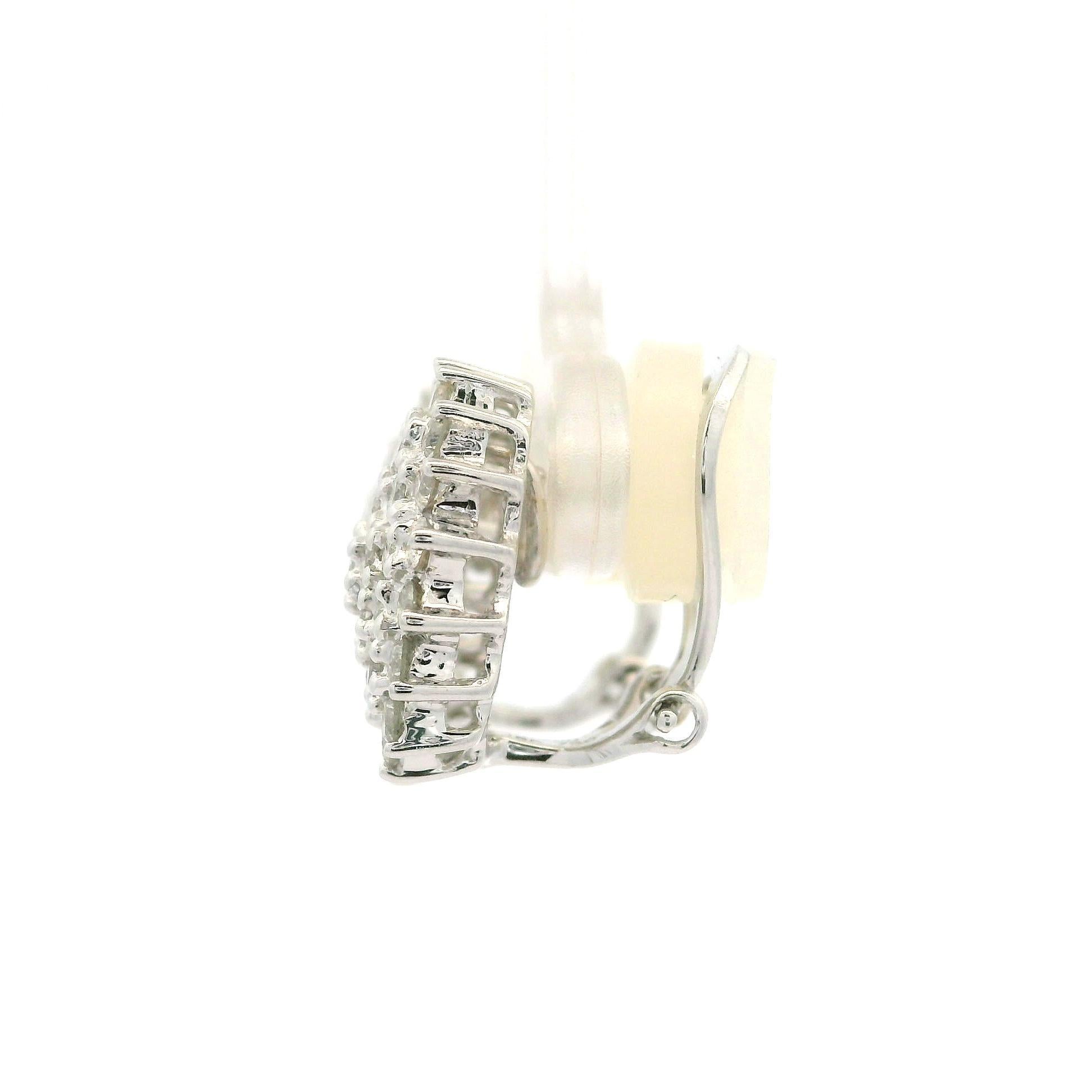 Boucles d'oreilles clips en or blanc classique avec grappes de diamants ronds de 2 ctw en vente 4