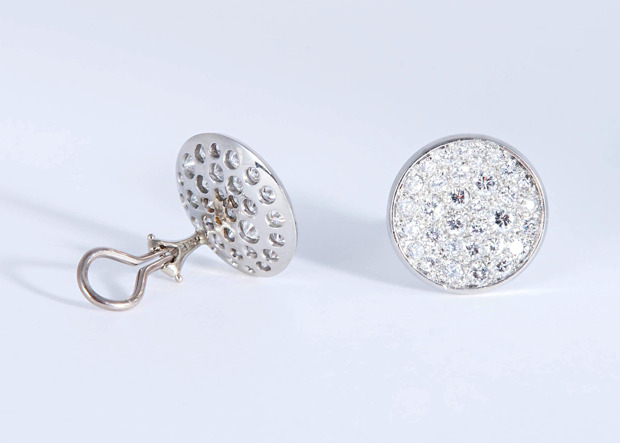 Klassische Ohrringe aus Weißgold und Diamanten (Brillantschliff) im Angebot