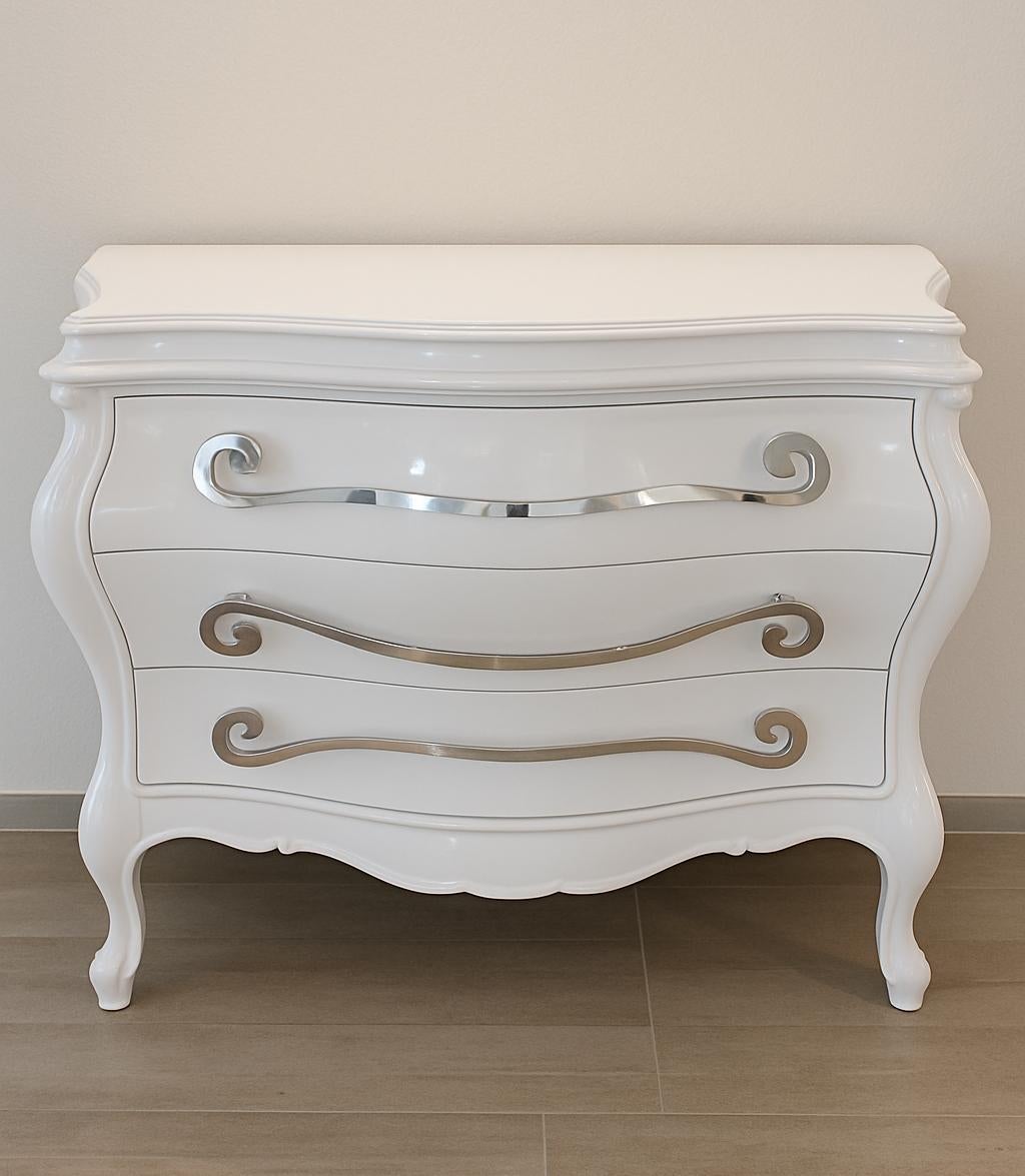 Berto – Creazioni by Silik
An icon of contemporary baroque. Berto is a three-drawer dresser that blends theatrical elegance with minimalist precision, featuring elongated stainless-steel handles that sculpt its graceful curves.
The high-gloss white