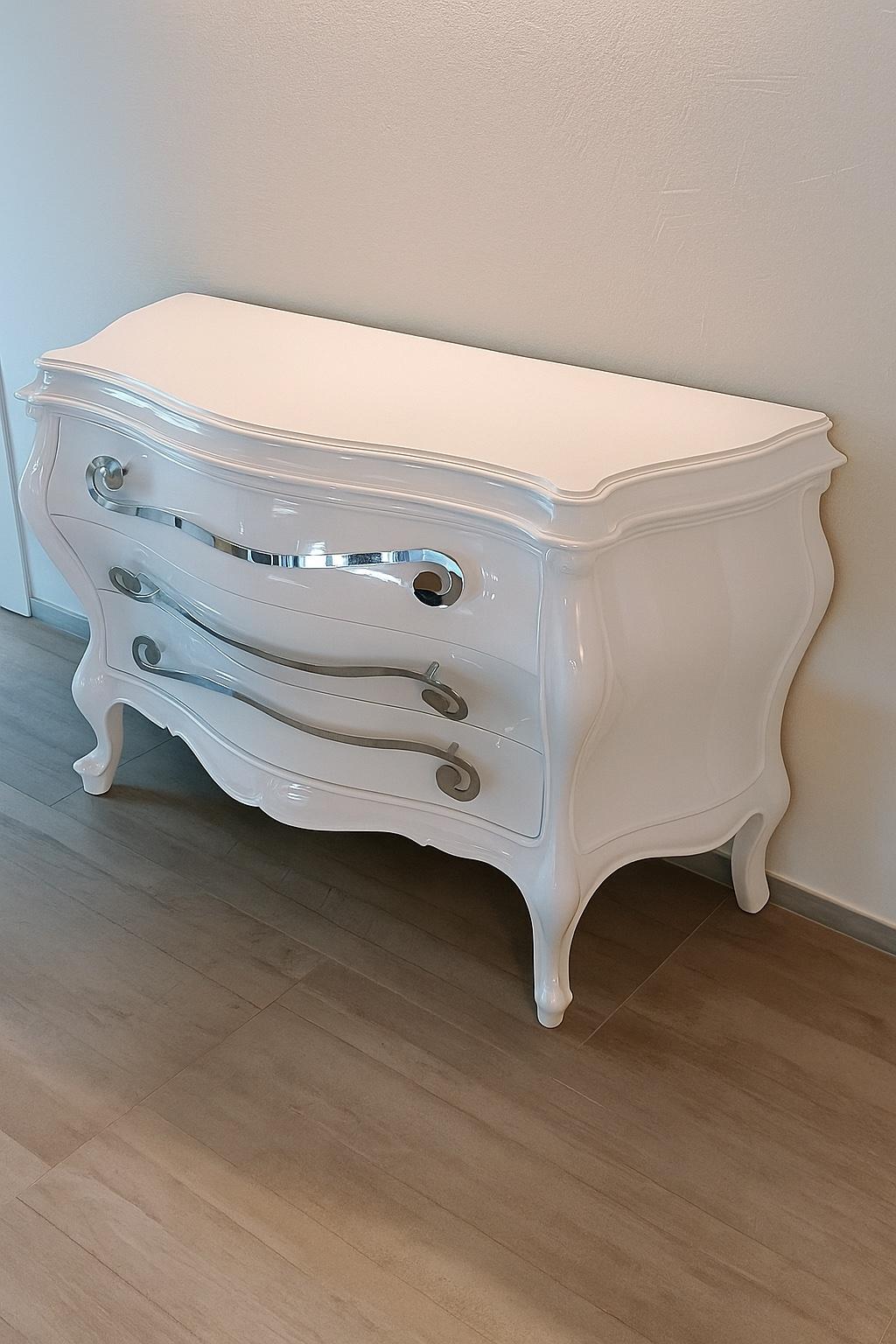 Italian Classic white lacquered dresser – Creazioni by Silik Berto in vendita