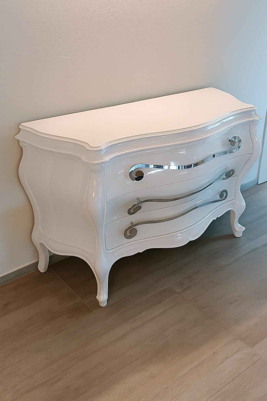 Classic white lacquered dresser – Creazioni by Silik Berto In condizioni Nuovo in vendita a Alcamo, IT