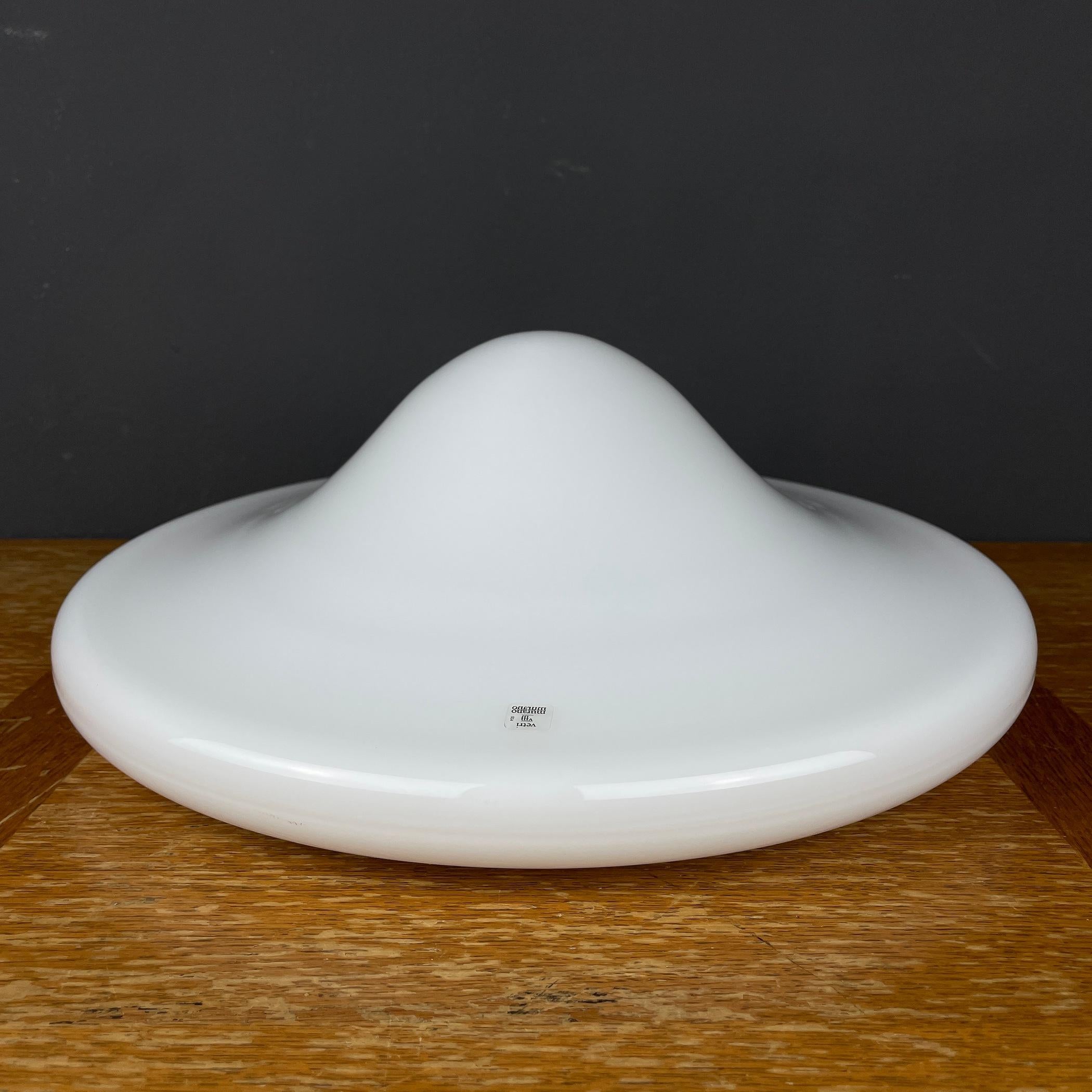 The beautiful white Murano glass ceiling or wall lamp Vetri Murano 004 was made in Italy in the 1970s. Can be used as a ceiling or wall lamp. The electrical system is fully functional and includes 2 x E27 original bulb holders. Suitable for 220 and