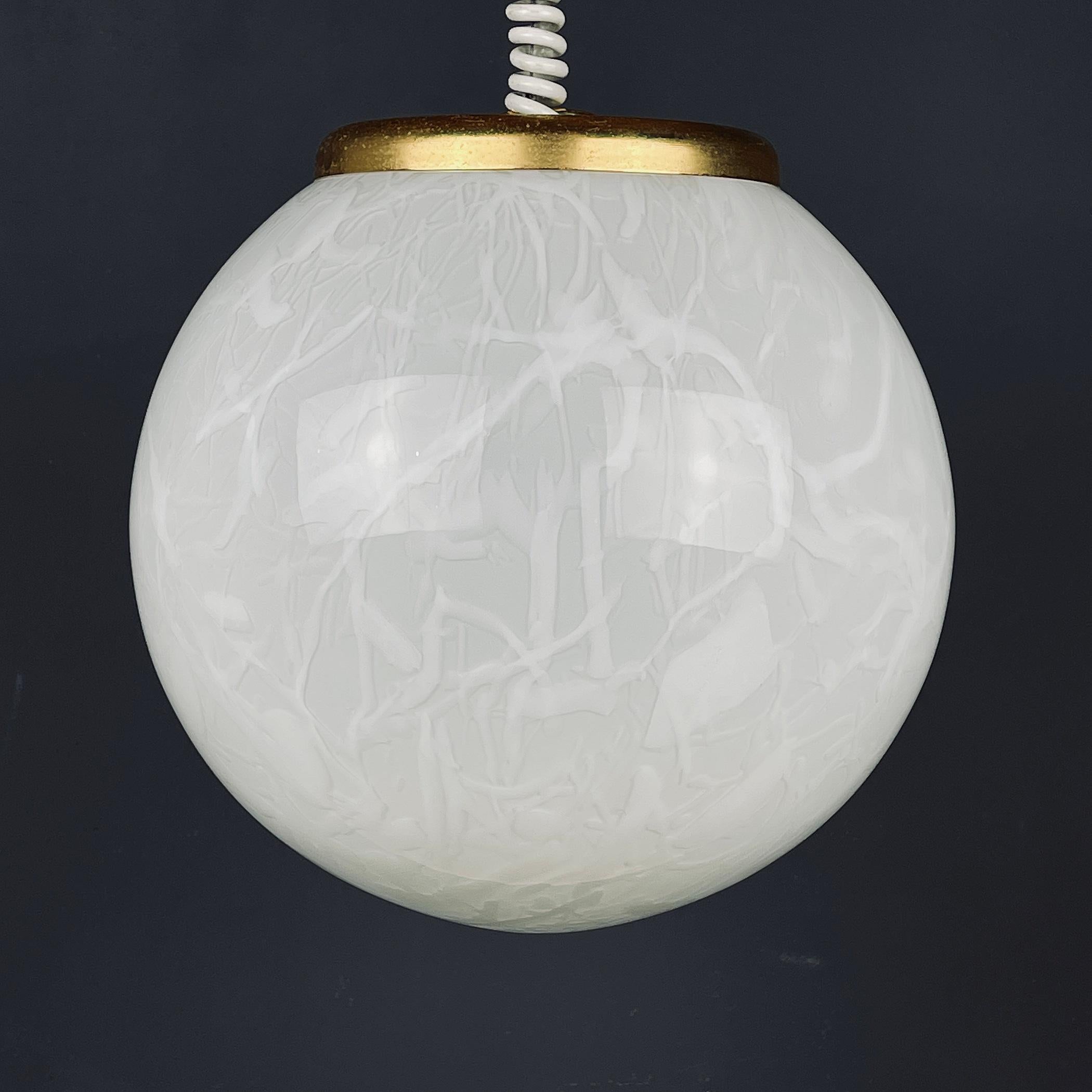 Vetro di Murano Lampada a sospensione classica di murano bianca Italia anni '70 in vendita