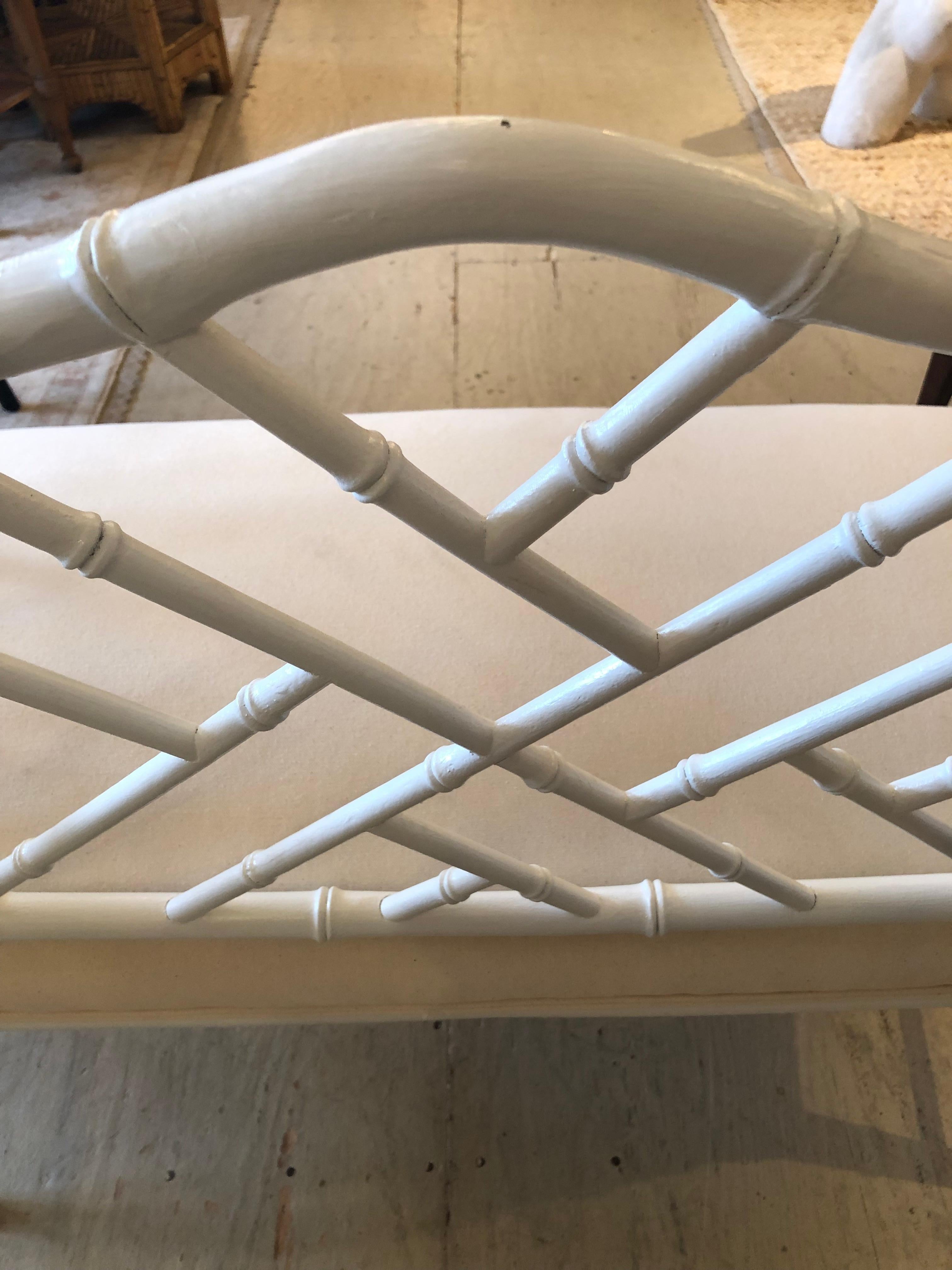 Classico divano-seduta in bambù verniciato di bianco in stile Chippendale in vendita 4