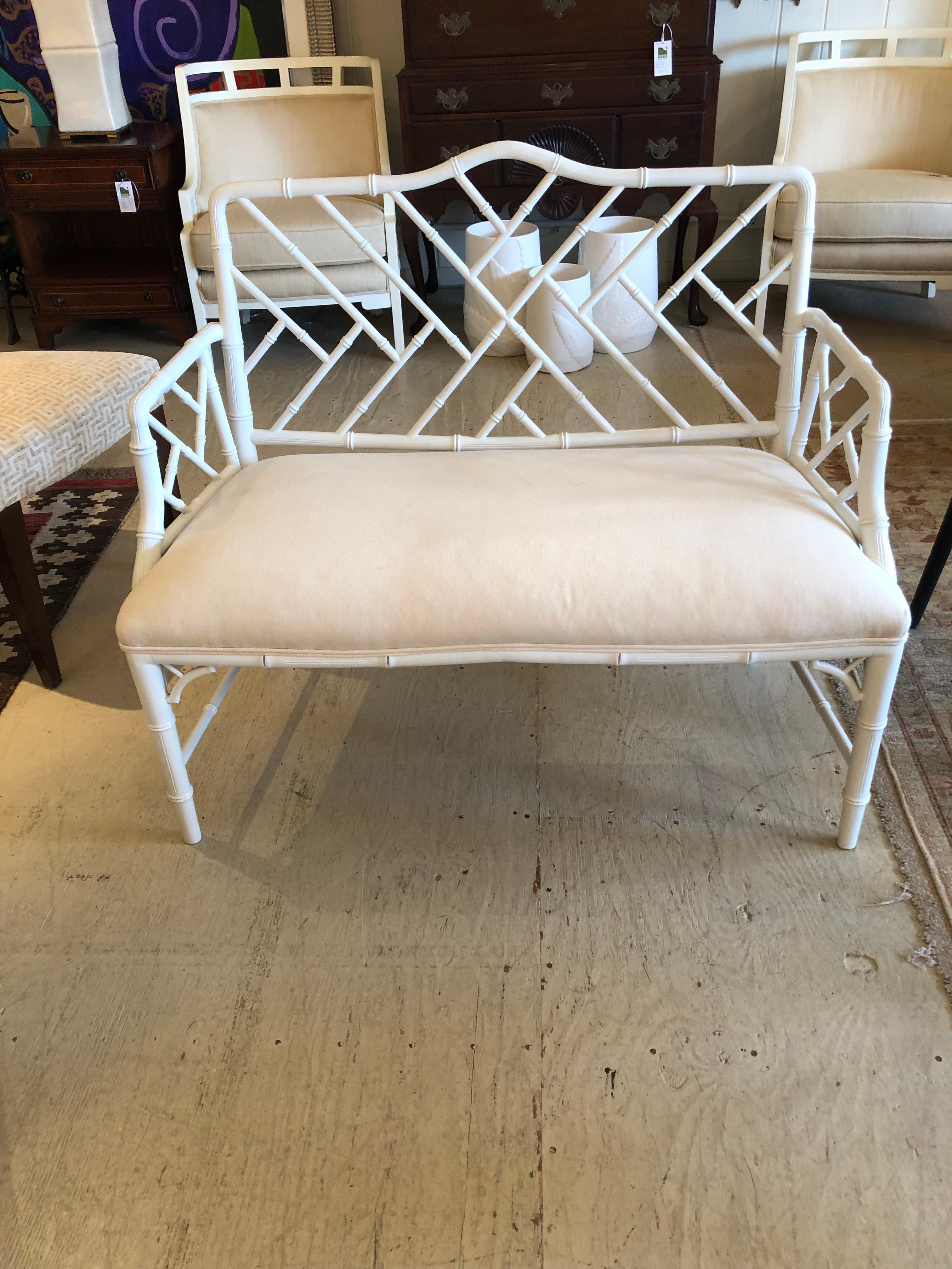 Classico divano-seduta in bambù verniciato di bianco in stile Chippendale in vendita 1