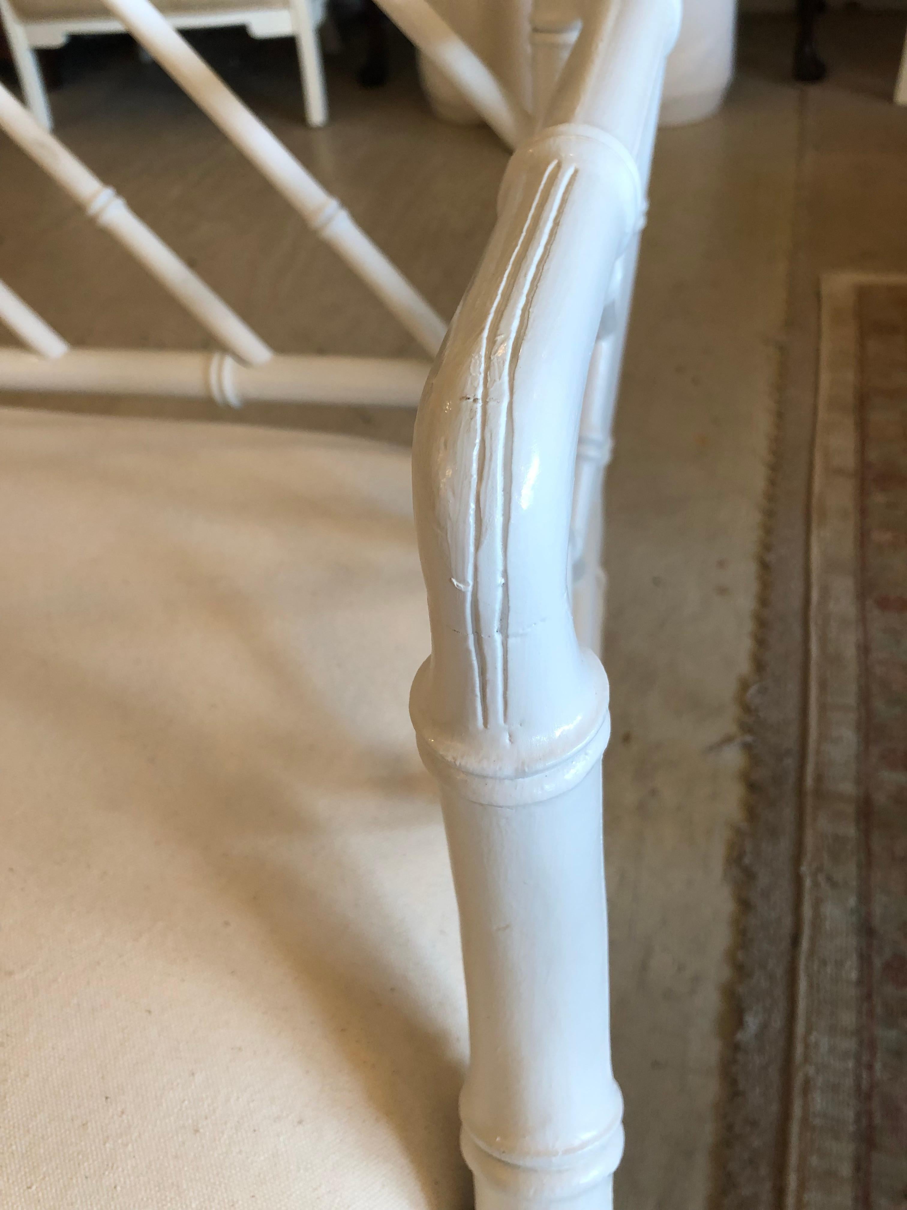 Classico divano-seduta in bambù verniciato di bianco in stile Chippendale in vendita 2