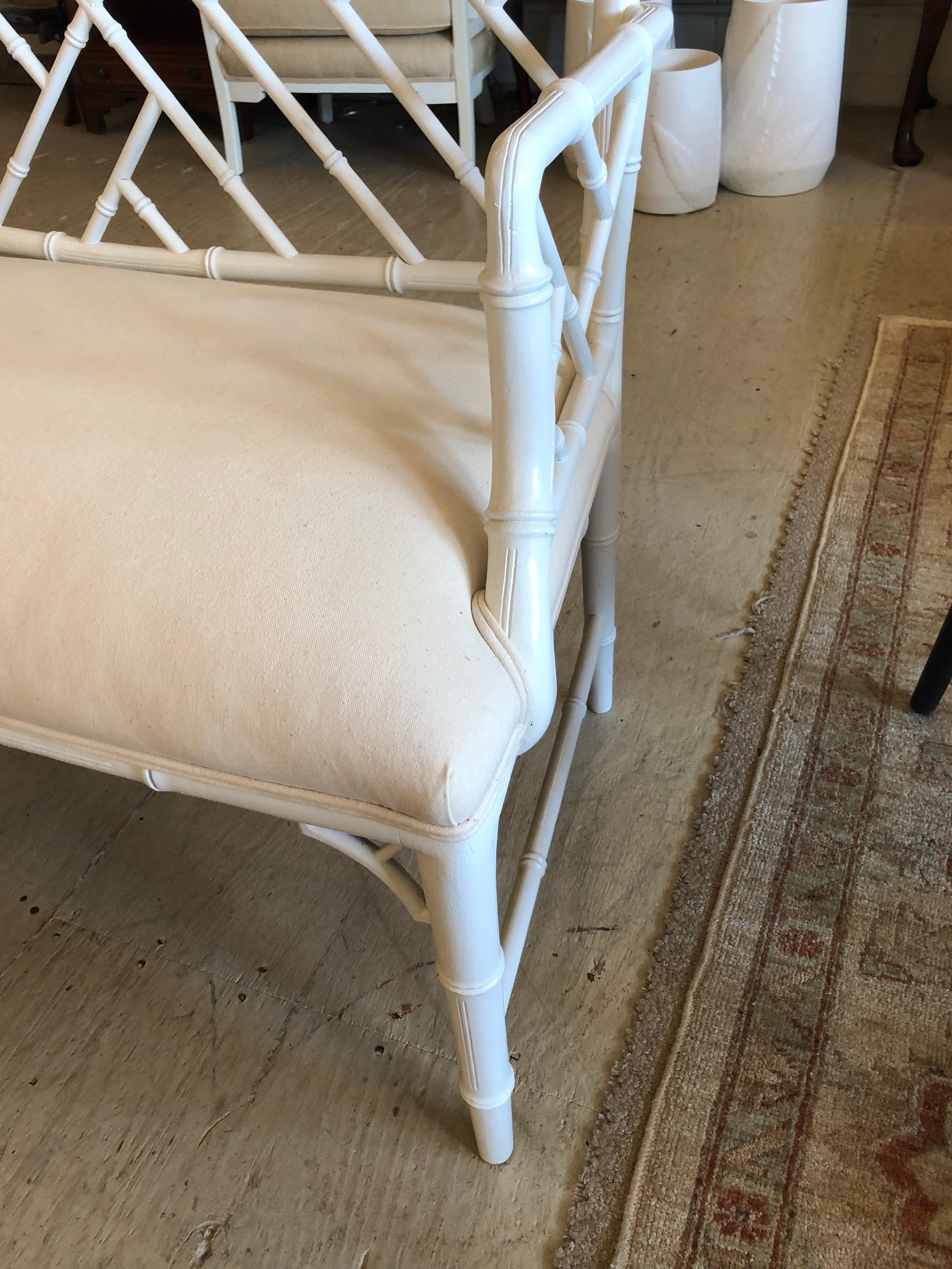Classico divano-seduta in bambù verniciato di bianco in stile Chippendale in vendita 3