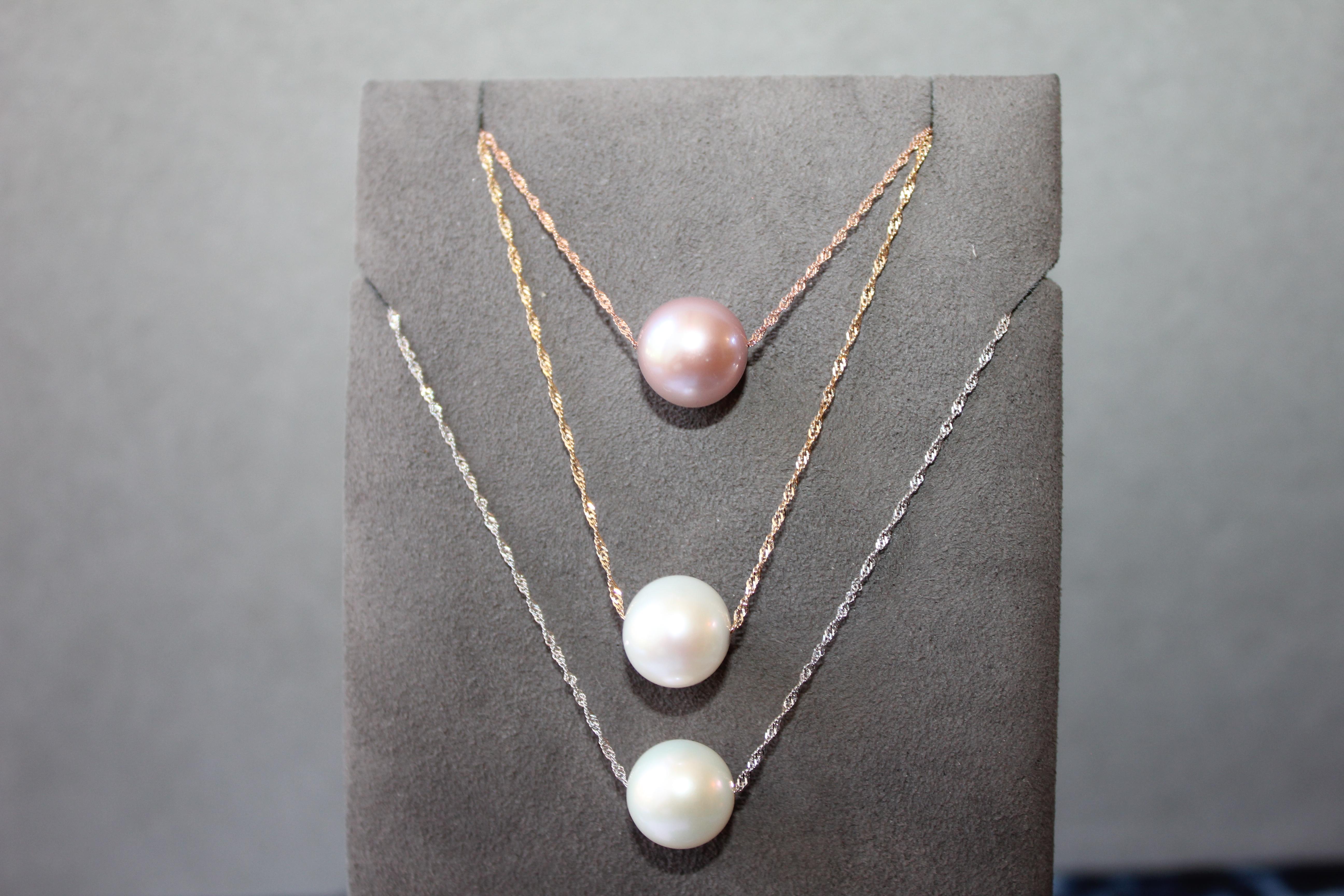 Klassische weiße Perle 14 Karat Gelbgold zierliche Kette Anhänger Charme Halskette im Angebot 3