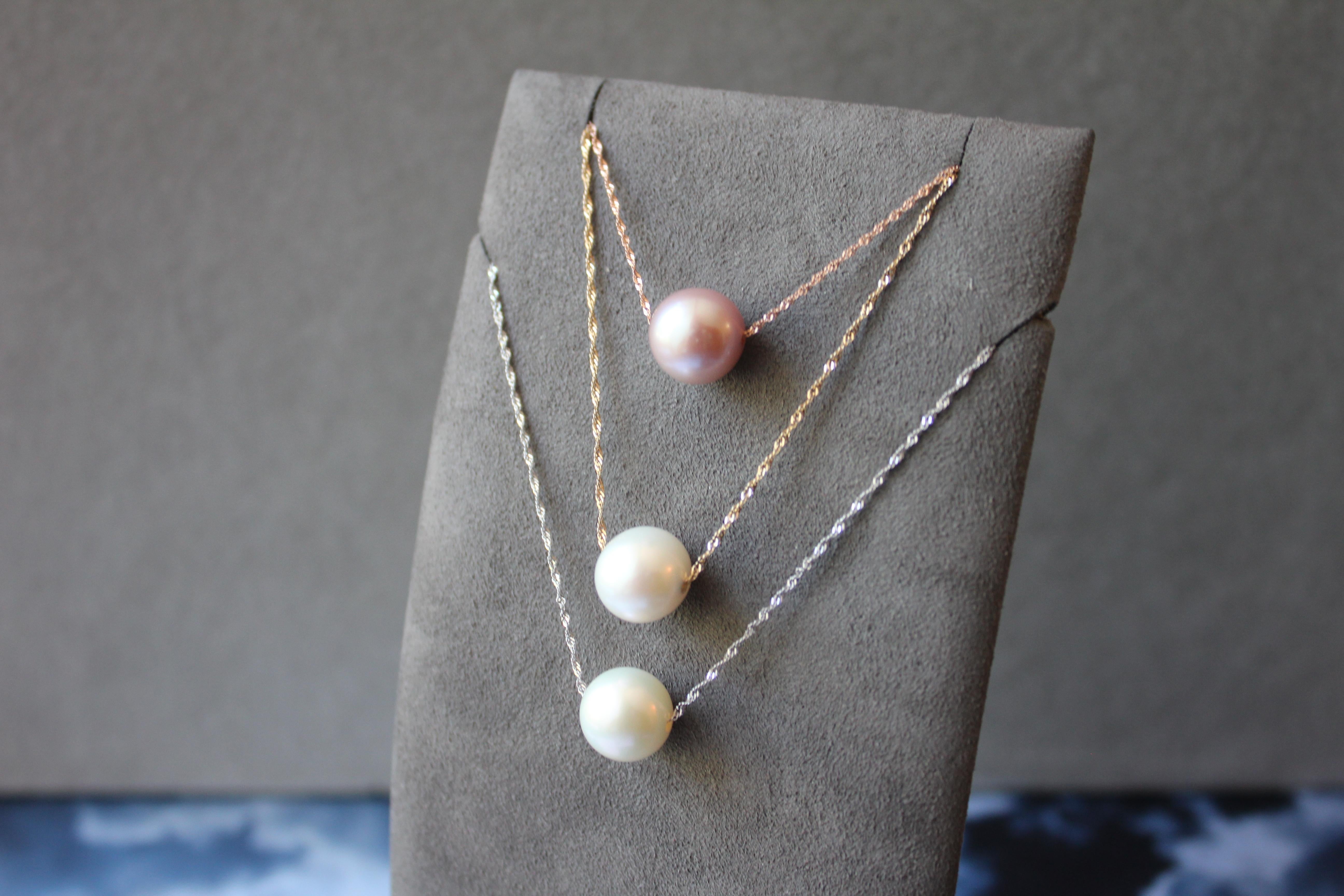 Klassische weiße Perle 14 Karat Gelbgold zierliche Kette Anhänger Charme Halskette im Angebot 4