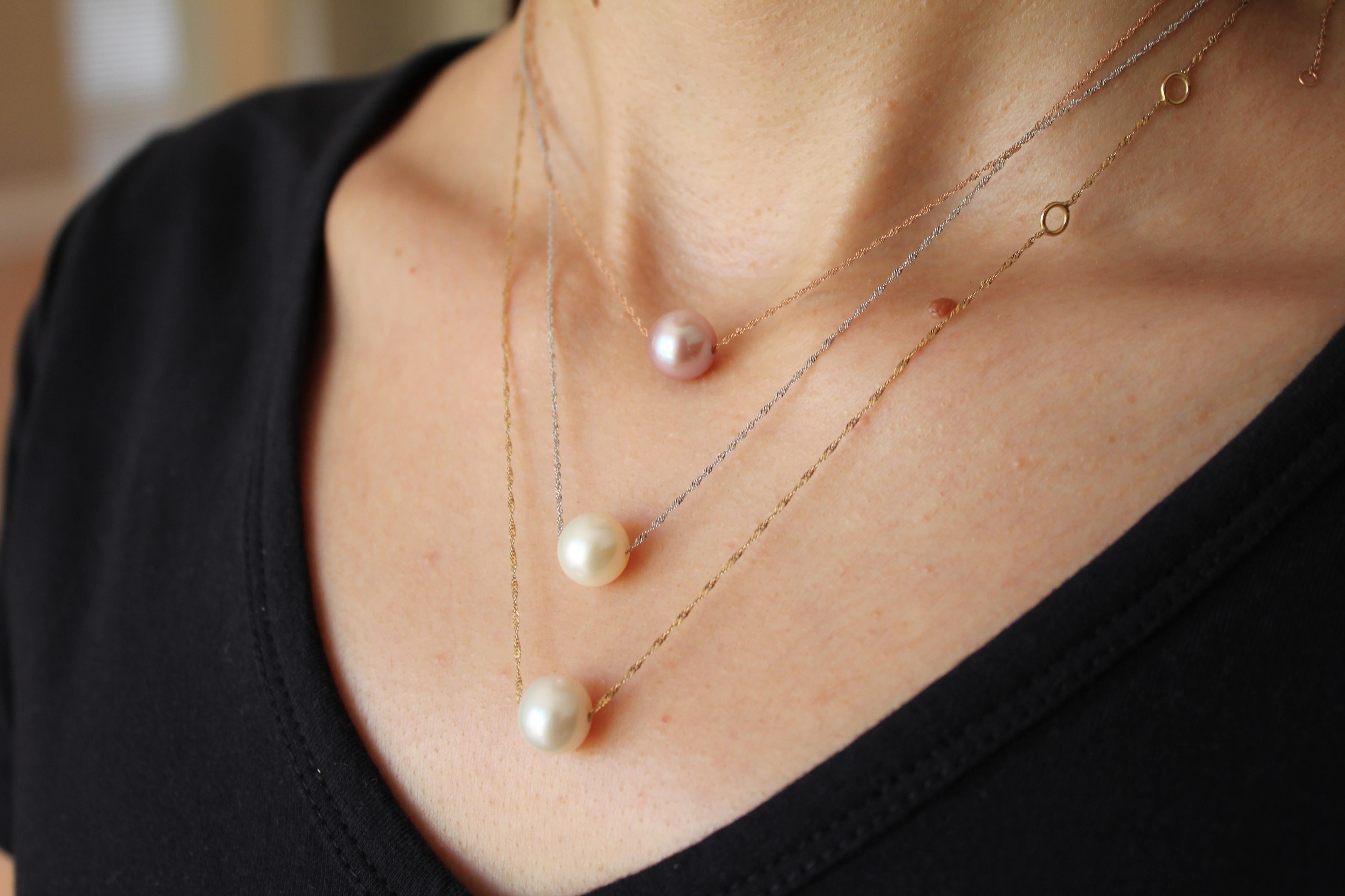 Klassische weiße Perle 14 Karat Gelbgold zierliche Kette Anhänger Charme Halskette (Moderne) im Angebot