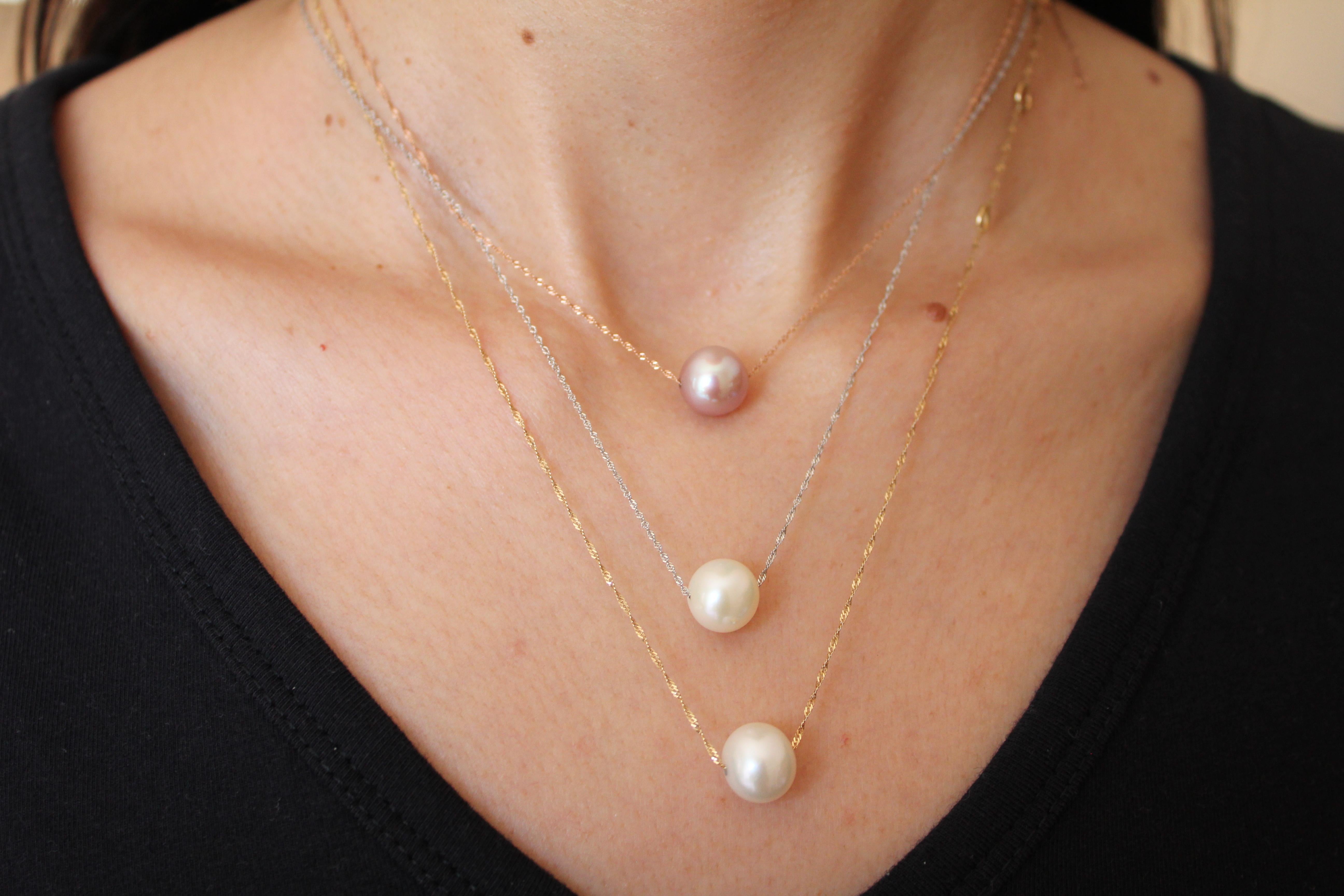 Klassische weiße Perle 14 Karat Gelbgold zierliche Kette Anhänger Charme Halskette (Gemischter Schliff) im Angebot