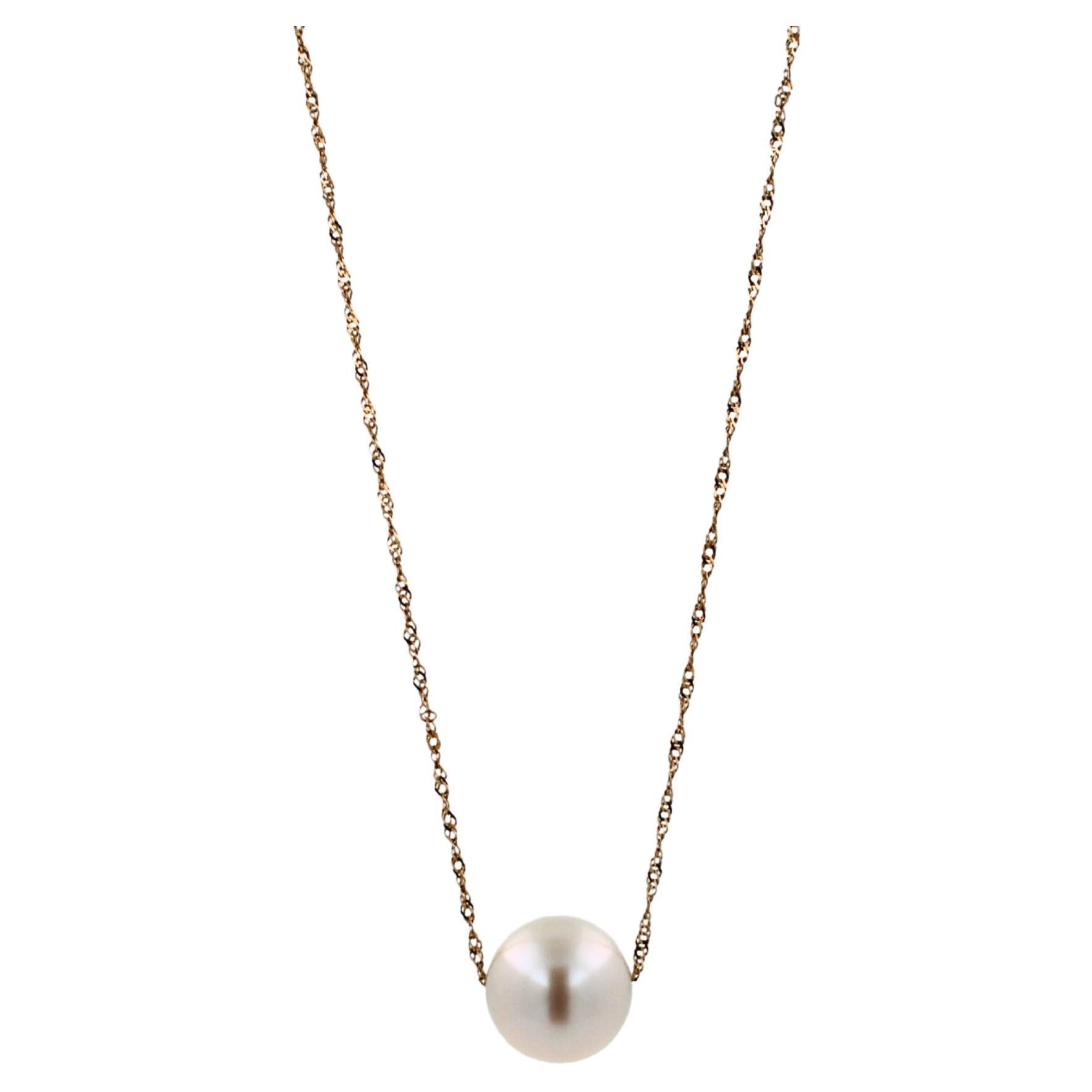 Klassische weiße Perle 14 Karat Gelbgold zierliche Kette Anhänger Charme Halskette im Angebot