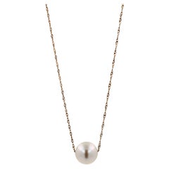 Classic White Pearl 14 Karat Yellow Gold Dainty Chain Charm Necklace (Collier de charme avec pendentif en or jaune 14 carats)