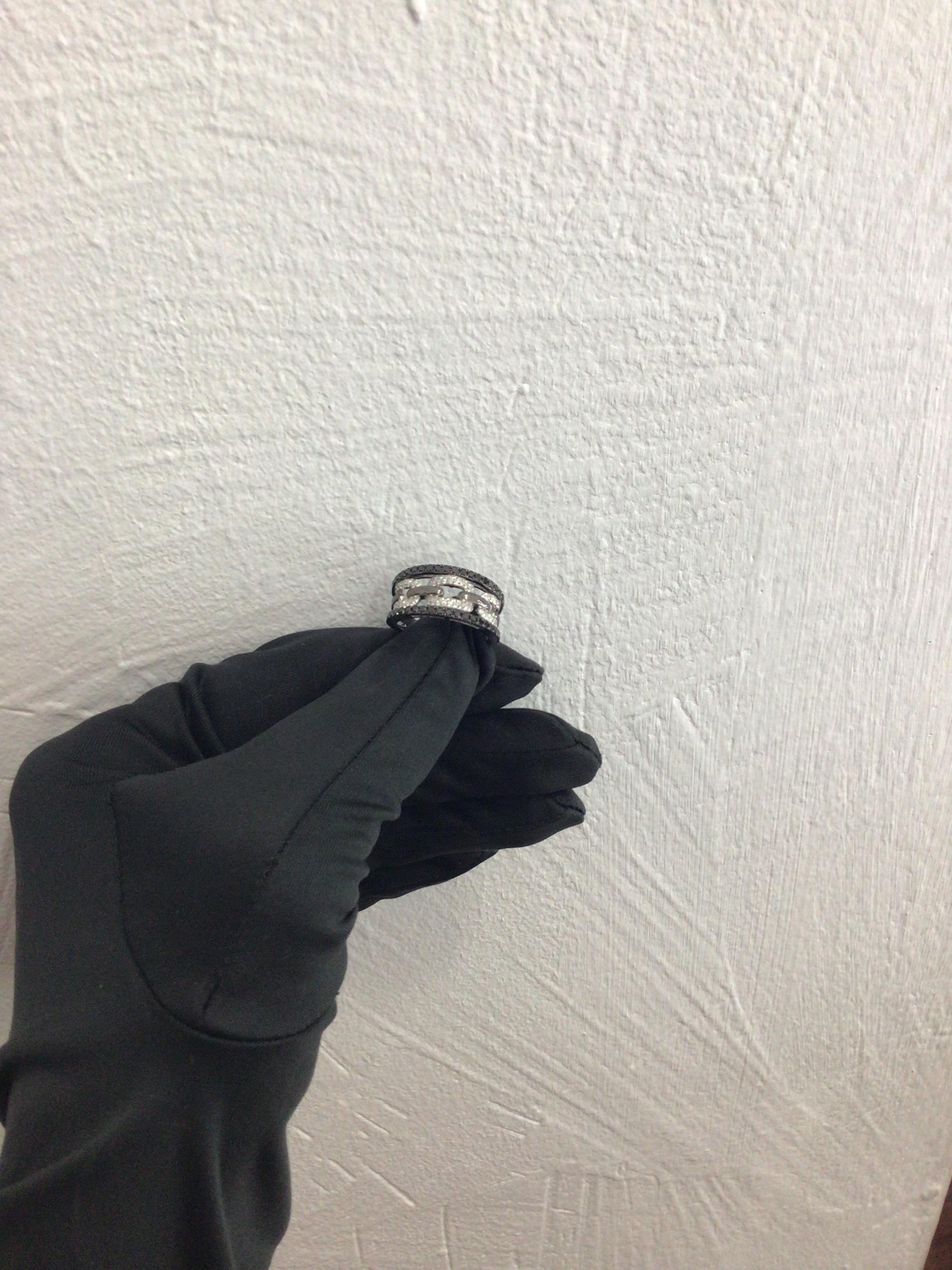 Classic Wide Black White Diamond 18K White Gold Ring for Her In New Condition For Sale In Genève, GE