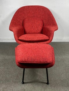 Classic Womb Chair and Ottoman by Eero Saaarinen Manufactured by Knoll, 'Medium'