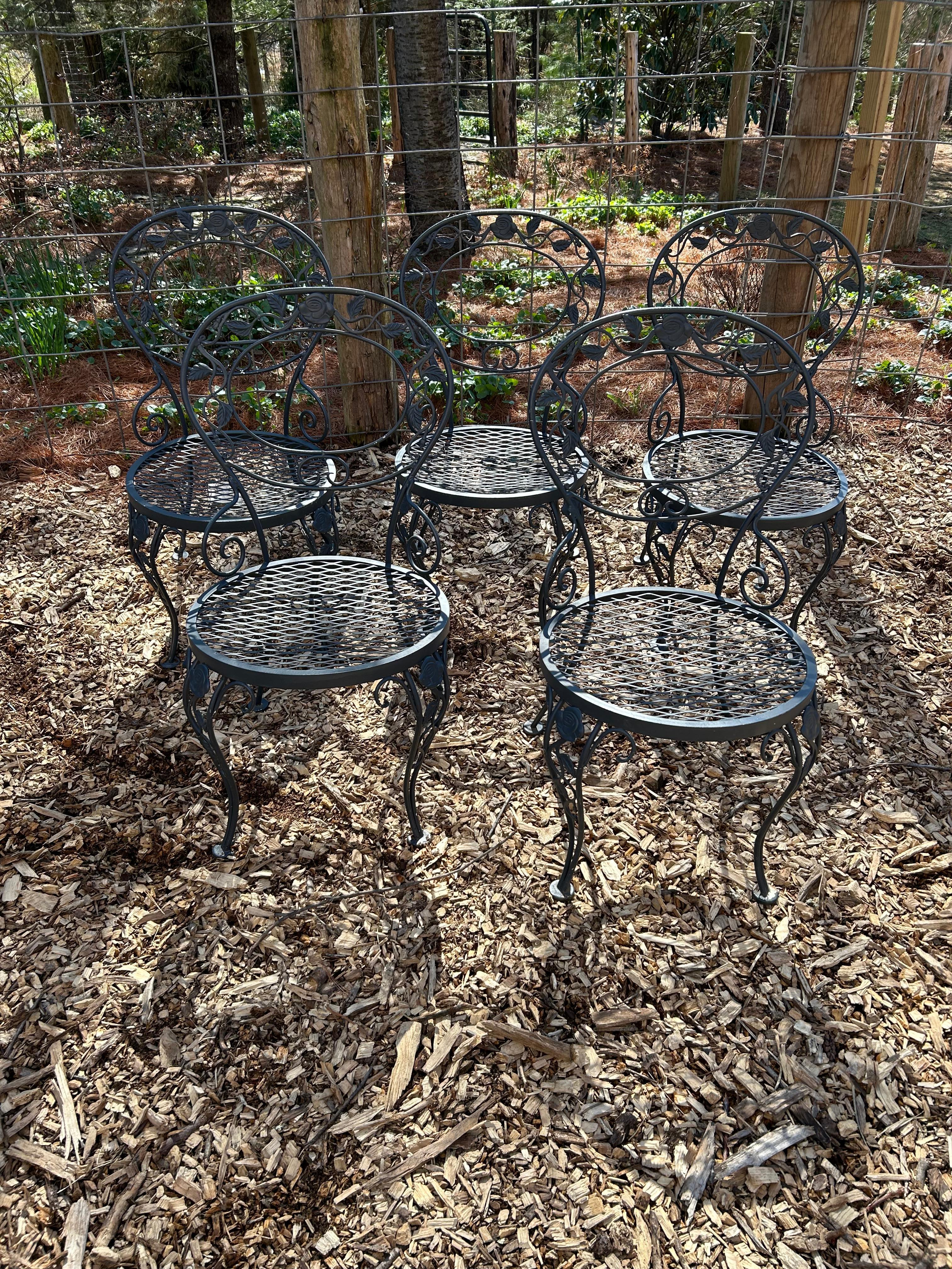 Ensemble table et 5 chaises d'extérieur Classic Woodard 9