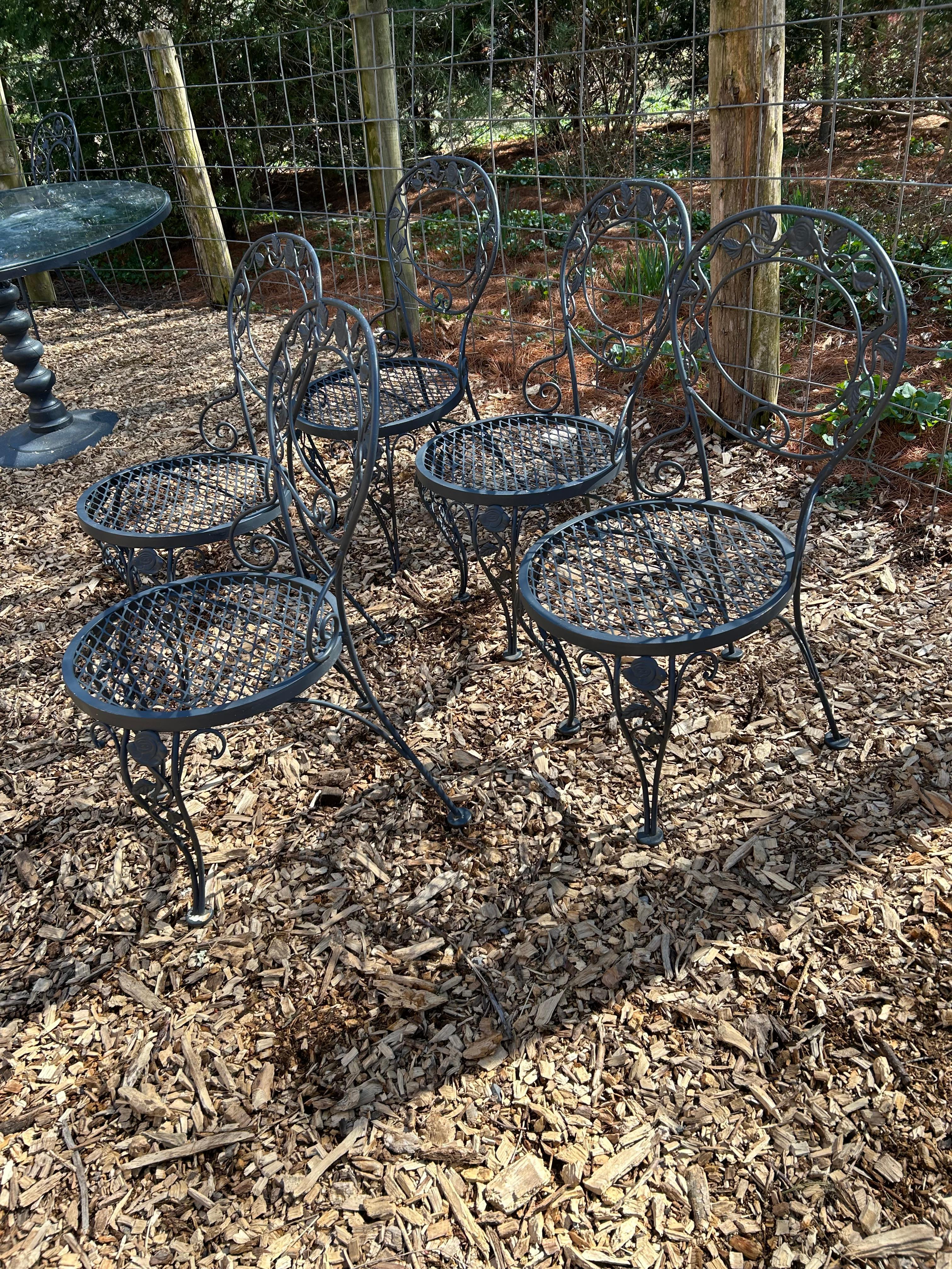 Ensemble table et 5 chaises d'extérieur Classic Woodard 13