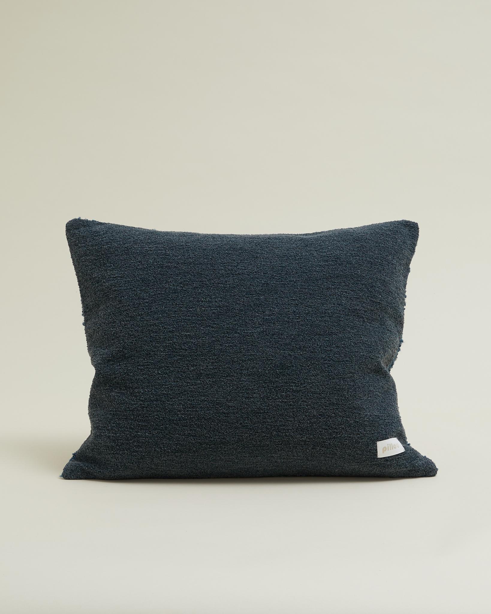 Moderno Cuscino Bouclé classico in misto lana e lino di colore blu 60x50 cm. in vendita