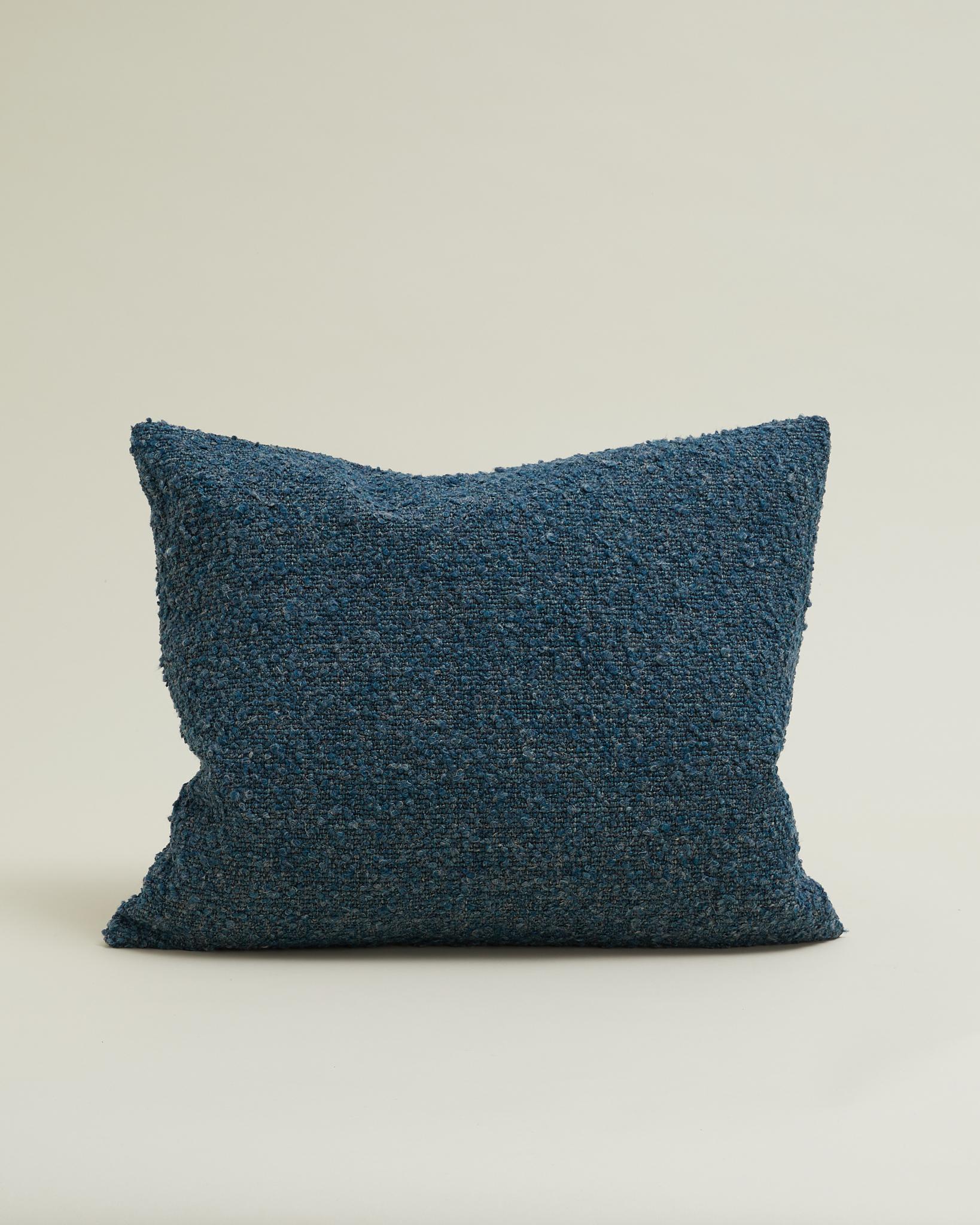 Tessuto Cuscino Bouclé classico in misto lana e lino di colore blu 60x50 cm. in vendita