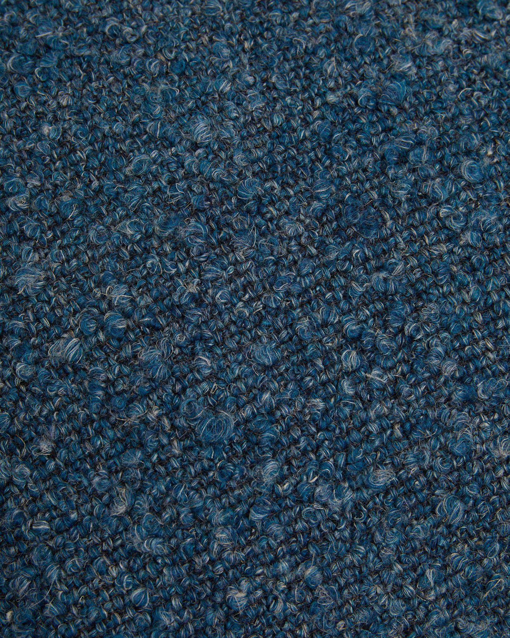 Cuscino Bouclé classico in misto lana e lino Bambi di colore blu.
Dimensioni 60x60 cm
Realizzato a mano in Svezia.

Composizione anteriore: 51%WO, 22%LI, 16%PL, 11% CO. Prodotto in Italia
Composizione posteriore: 39%CO, 24%VI, 16%WO, 12%PL, 9%