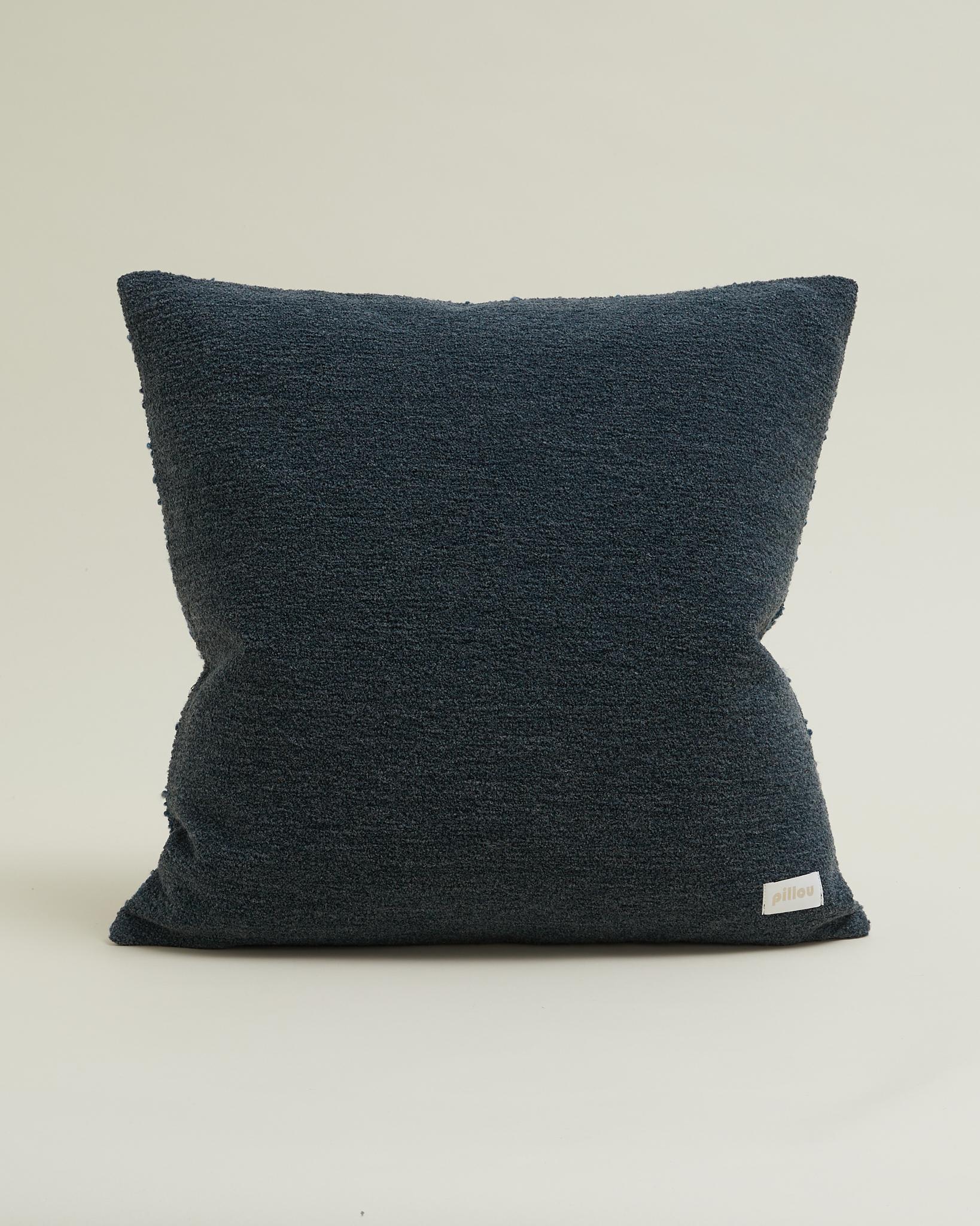 Moderno Cuscino Bouclé classico in misto lana e lino di colore blu 60x60 cm. in vendita