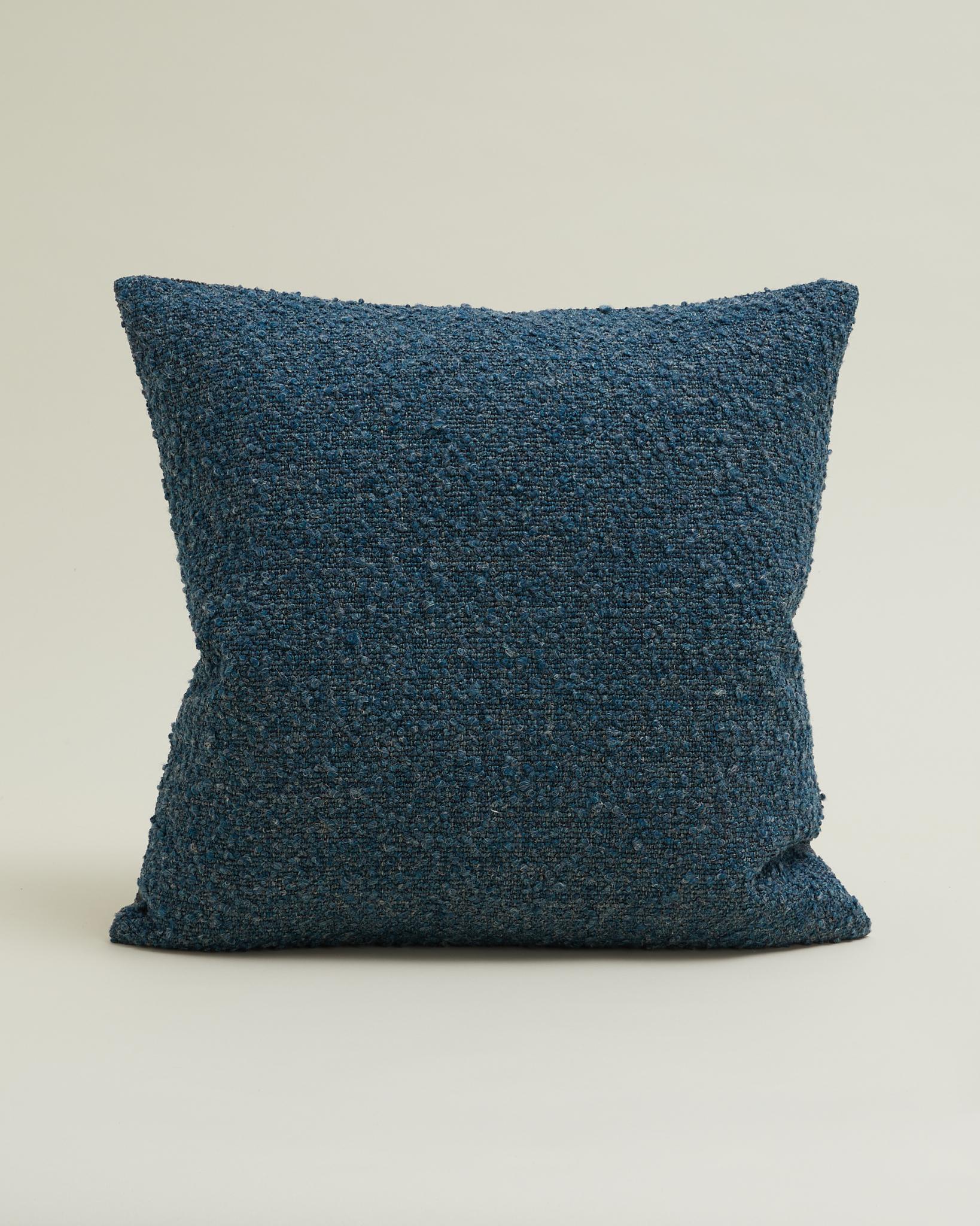 Tessuto Cuscino Bouclé classico in misto lana e lino di colore blu 60x60 cm. in vendita