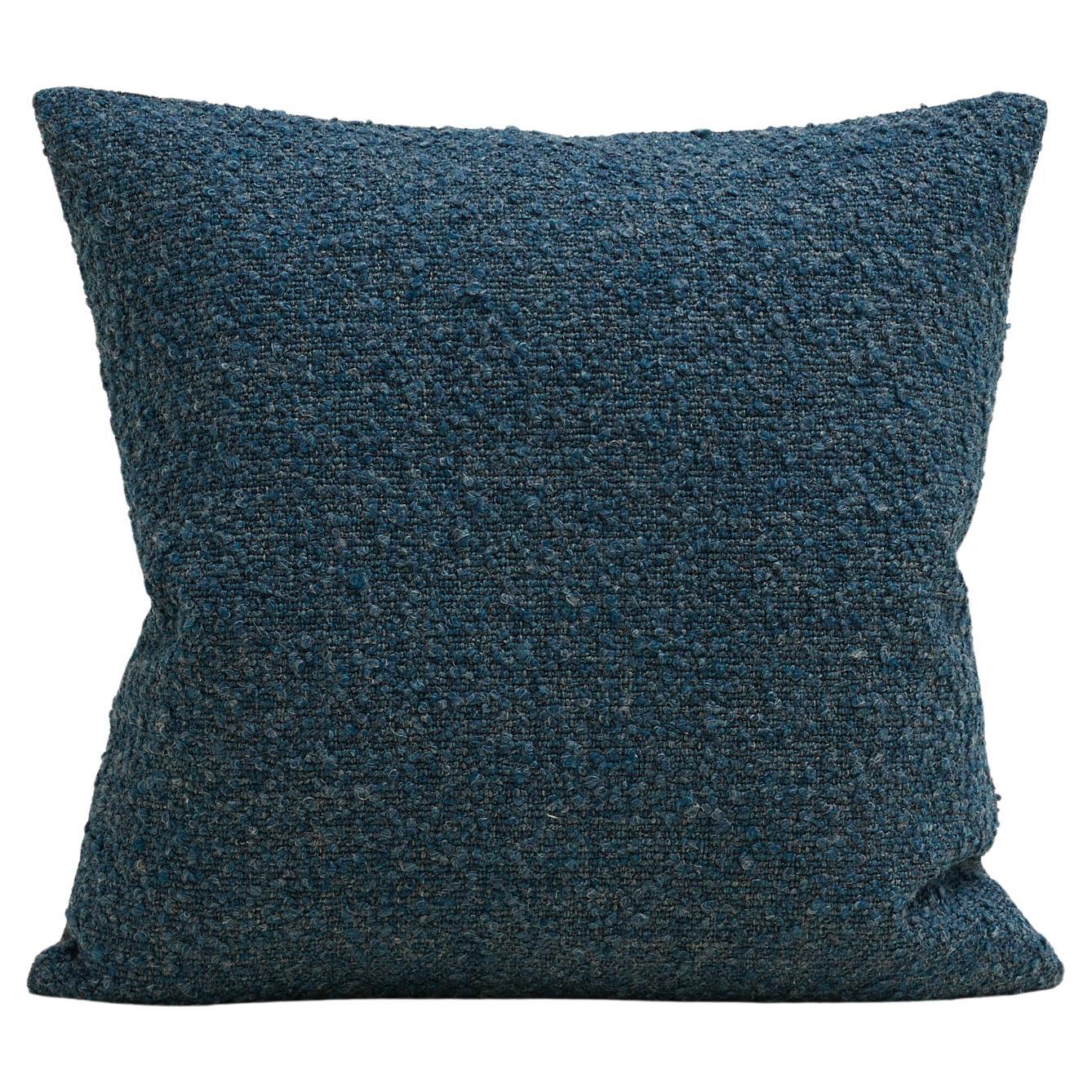 Cuscino Bouclé classico in misto lana e lino di colore blu 60x60 cm.