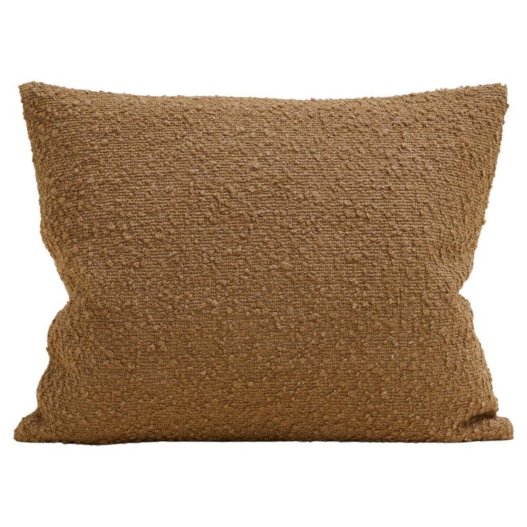 Klassisches Bouclé-Kissen aus Wolle-Leinen-Mischung in der Farbe Camel 60x50 cm im Angebot bei 1stDibs Deutschland